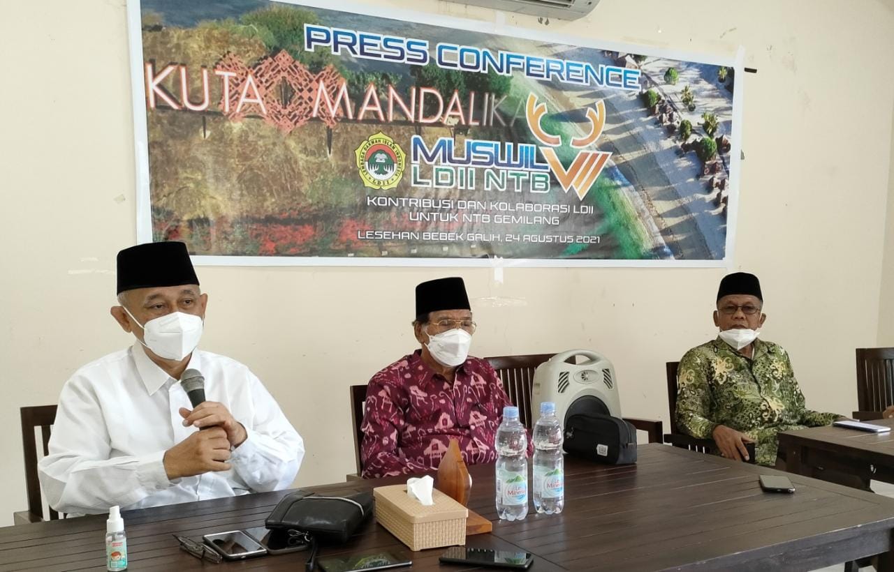  Ketua Umum Lembaga Dakwah Islam Indonesia (LDII), Chriswanto Santoso (kiri) saat memberikan keterangan pers di NTB, Selasa (25/8/2021)