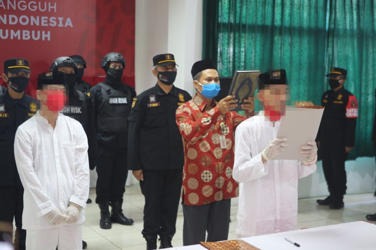 Dua napi teroris sedang mengucapkan ikrar setia kepada NKRI dan mengakui Pancasila sebagai falsafah dan ideologi Negara.