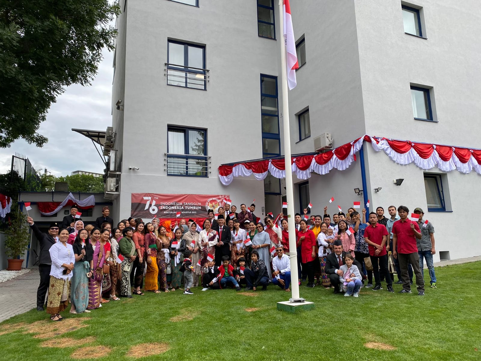 Dubes RI di Slowakia Adiyatwidi Adiwoso (tengah) bersama seluruh staff di halaman KBRI di sana, Selasa (17/8)