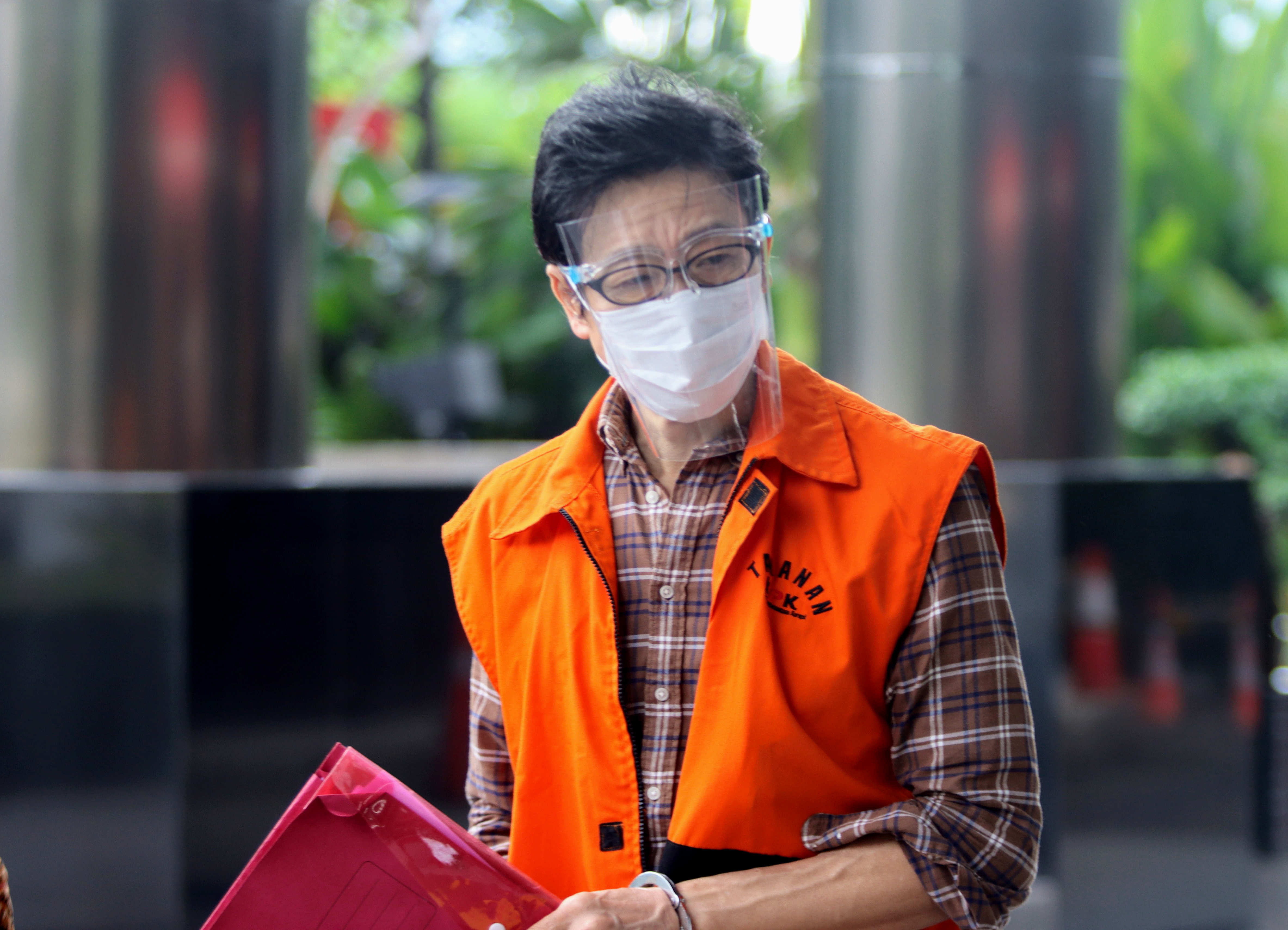 Tersangka Samin Tan seusai menjalani pemeriksaan di Gedung KPK, Jakarta.