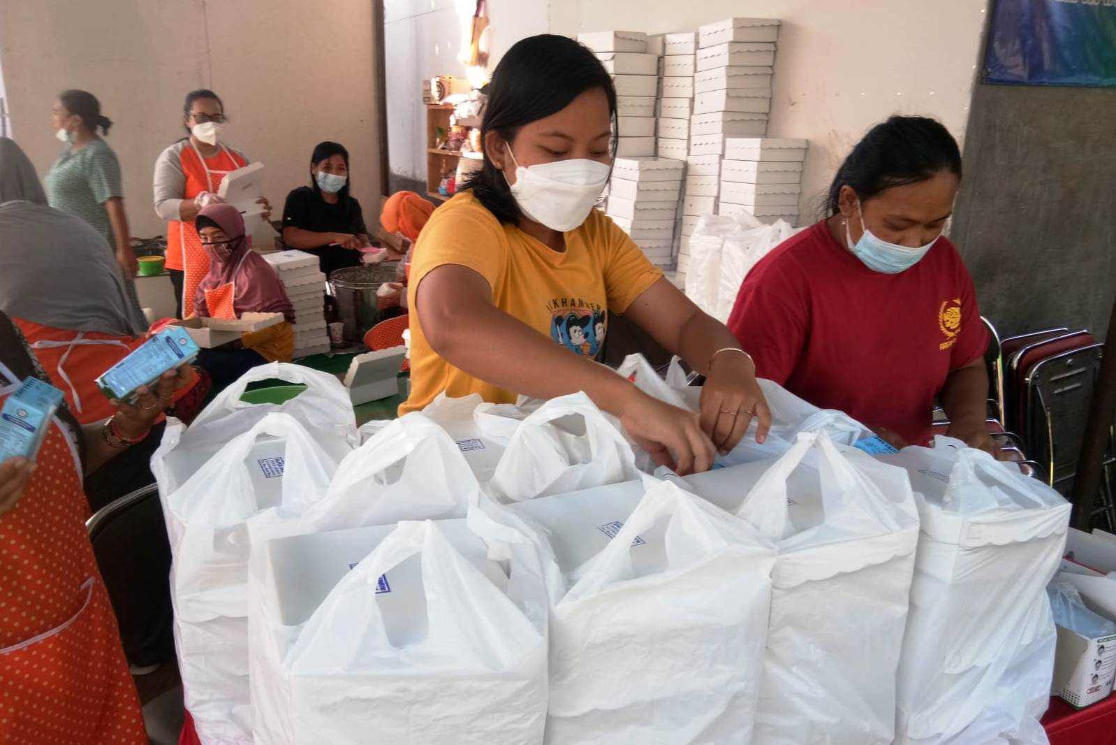 Nasi bungkus untuk warga terdampak pandemi.