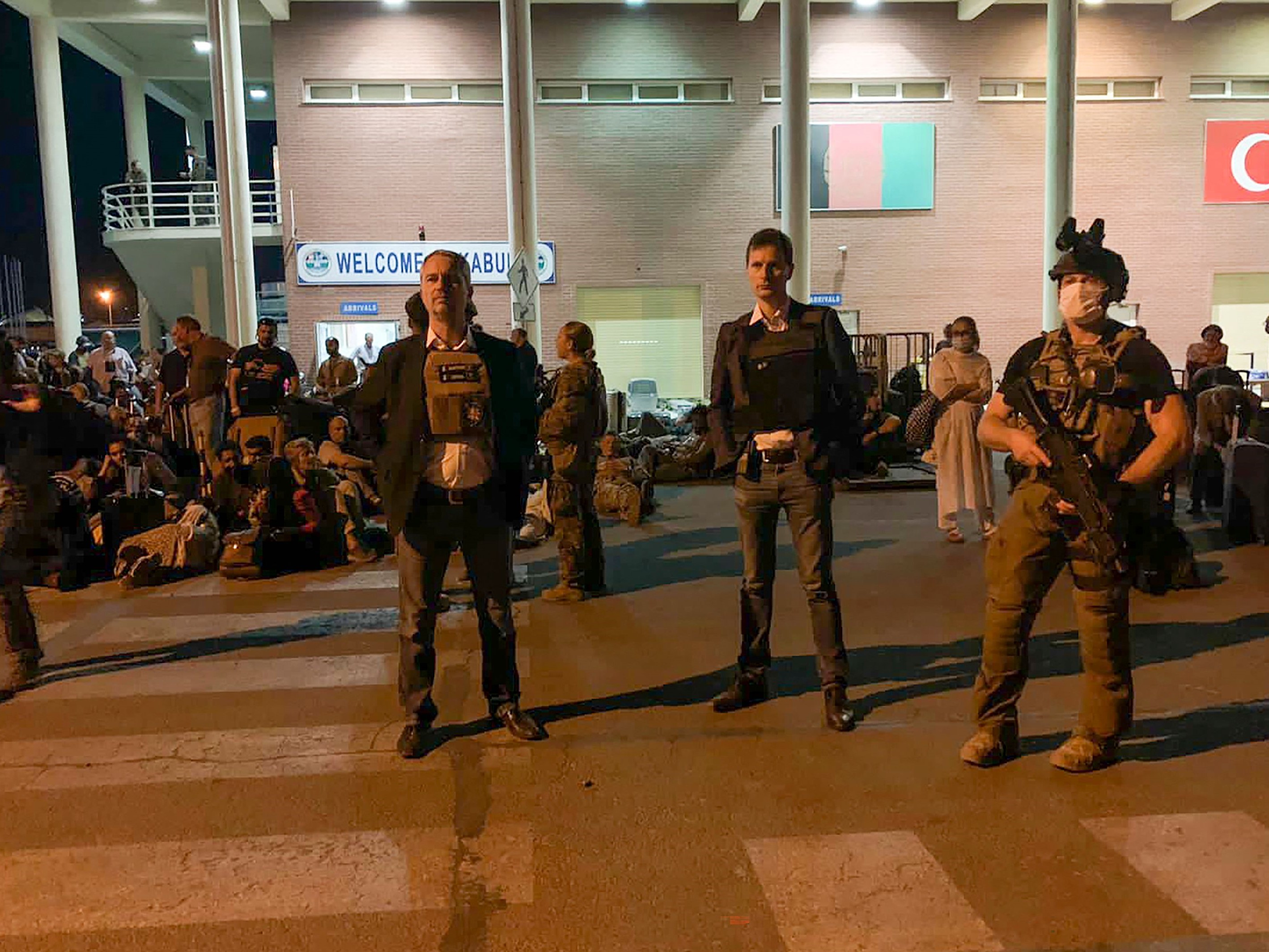 David Martinon (tengah), duta besar Prancis untuk Afghanistan, menunggu bersama warga negara Prancis dan Afghanistan untuk naik pesawat.