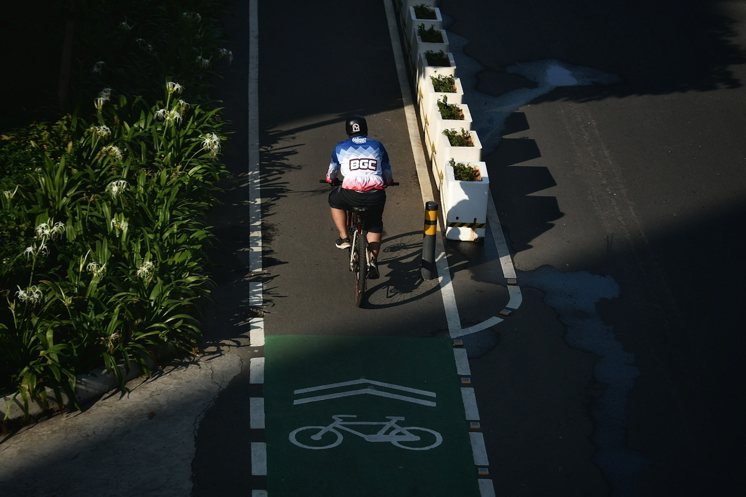 Warga bersepeda saat pemberlakuan pembatasan kegiatan masyarakat (PPKM) darurat di jalan Jenderal Sudirman, Jakarta.