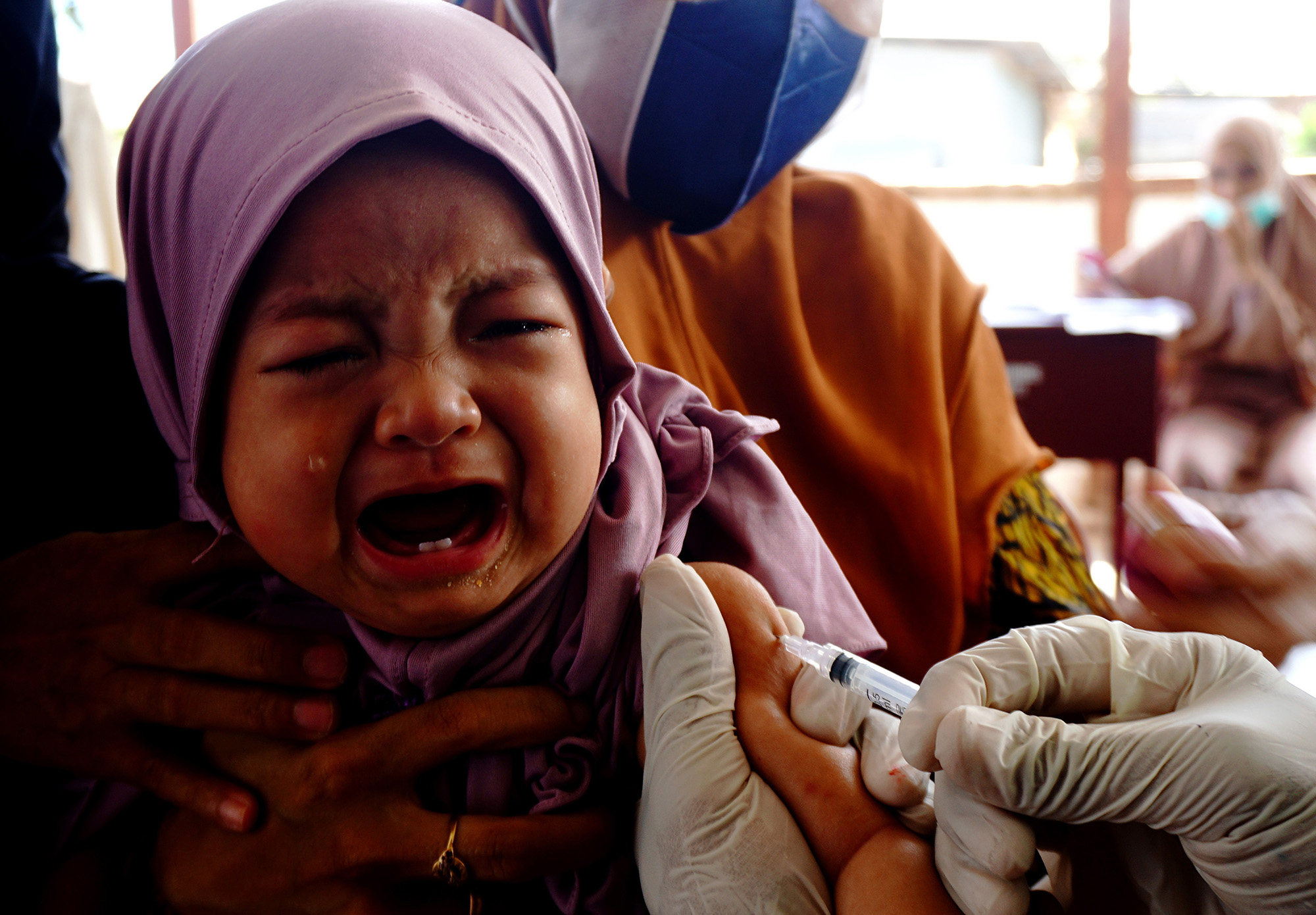 Petugas menyuntikkan vaksin campak kepada balita Posyandu di desa Bunde, Mamuju, Sulawesi Barat, Sabtu (19/6/2021)