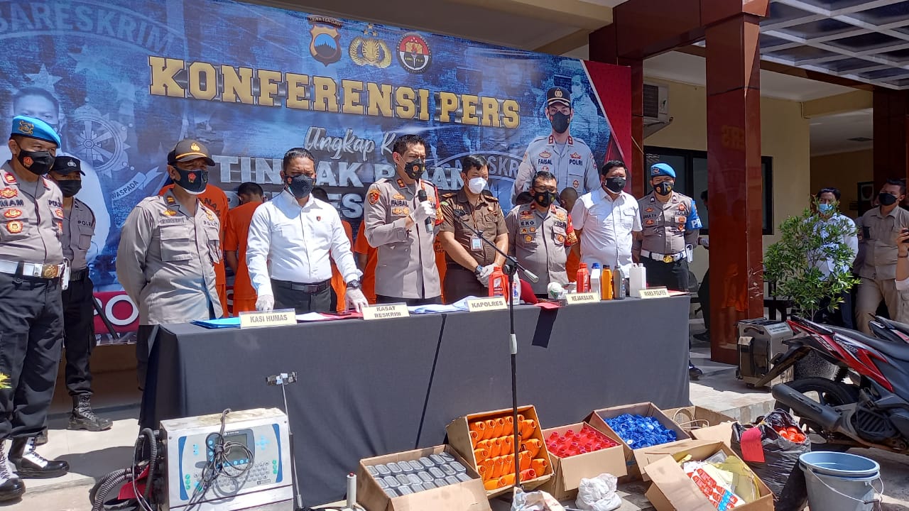 Kapolres Brebes AKB Faisal Febrianto (tengah) saat konferensi pers kasus narkoba di Mapolres Brebes, Senin (30/8). 