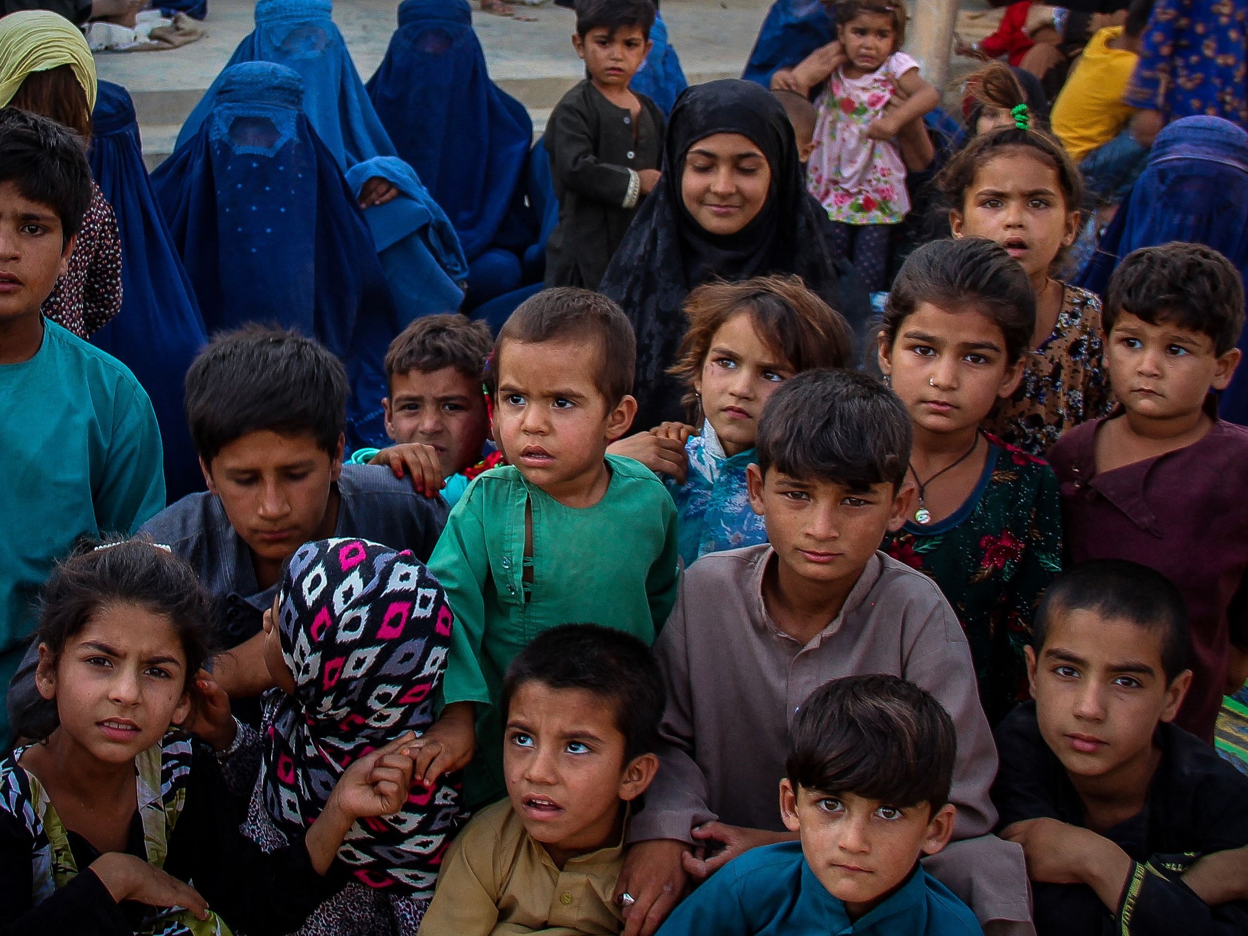 Anak-anak dari keluarga pengungsi internal Afghanistan yang tiba dari distrik Khan Abad, Ali Abad, dan Imam Sahib yang melarikan diri.