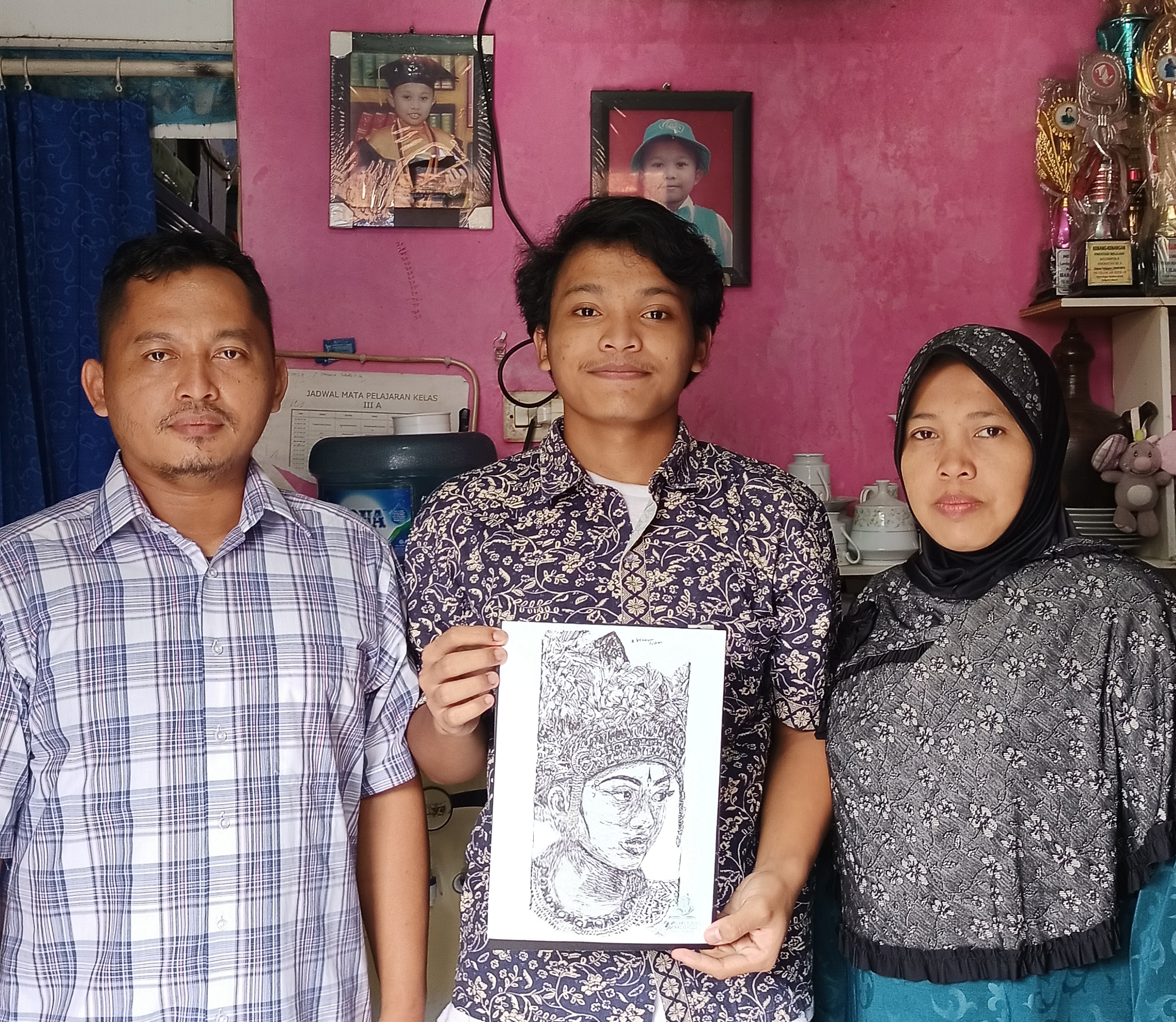 Wahyu Raihan menunjukkan hasil karya seni-nya