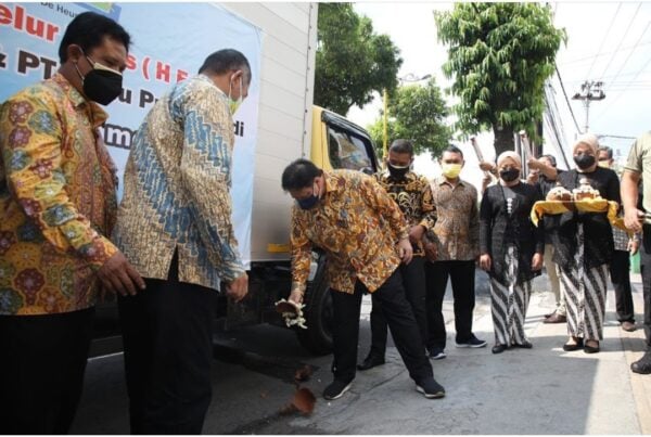 Menko Airlangga Hartarto memecahkan kendi tanda pelepasan ekspor telur tetas di Pasar Raya Janu Putra Klaten, Sabtu (14/8)