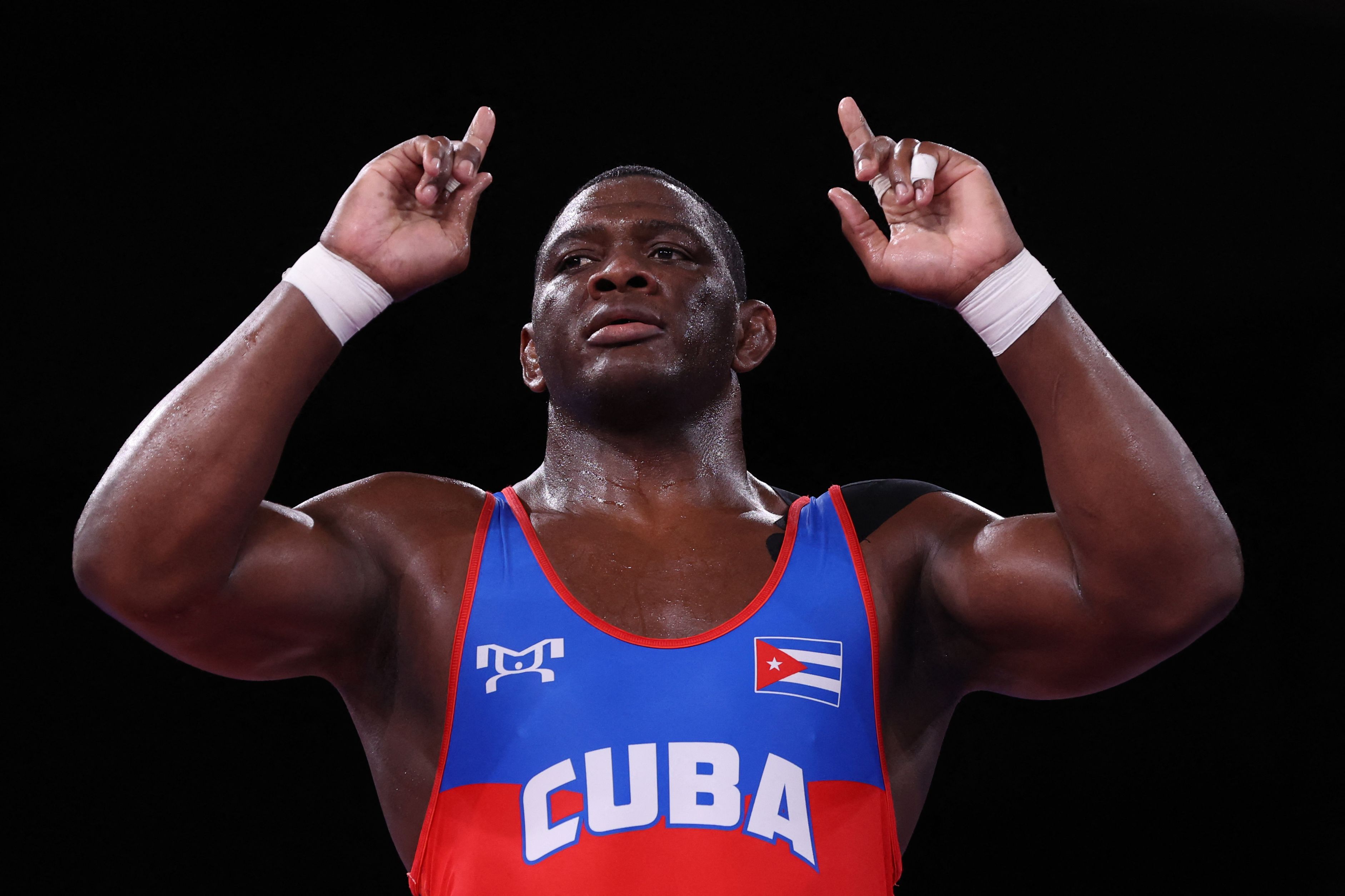 Mijain Lopez Nunez mencetak rekor baru mendapat medali emas dalam empat kali Olimpiade dalam cabang olahraga gulat yunani.