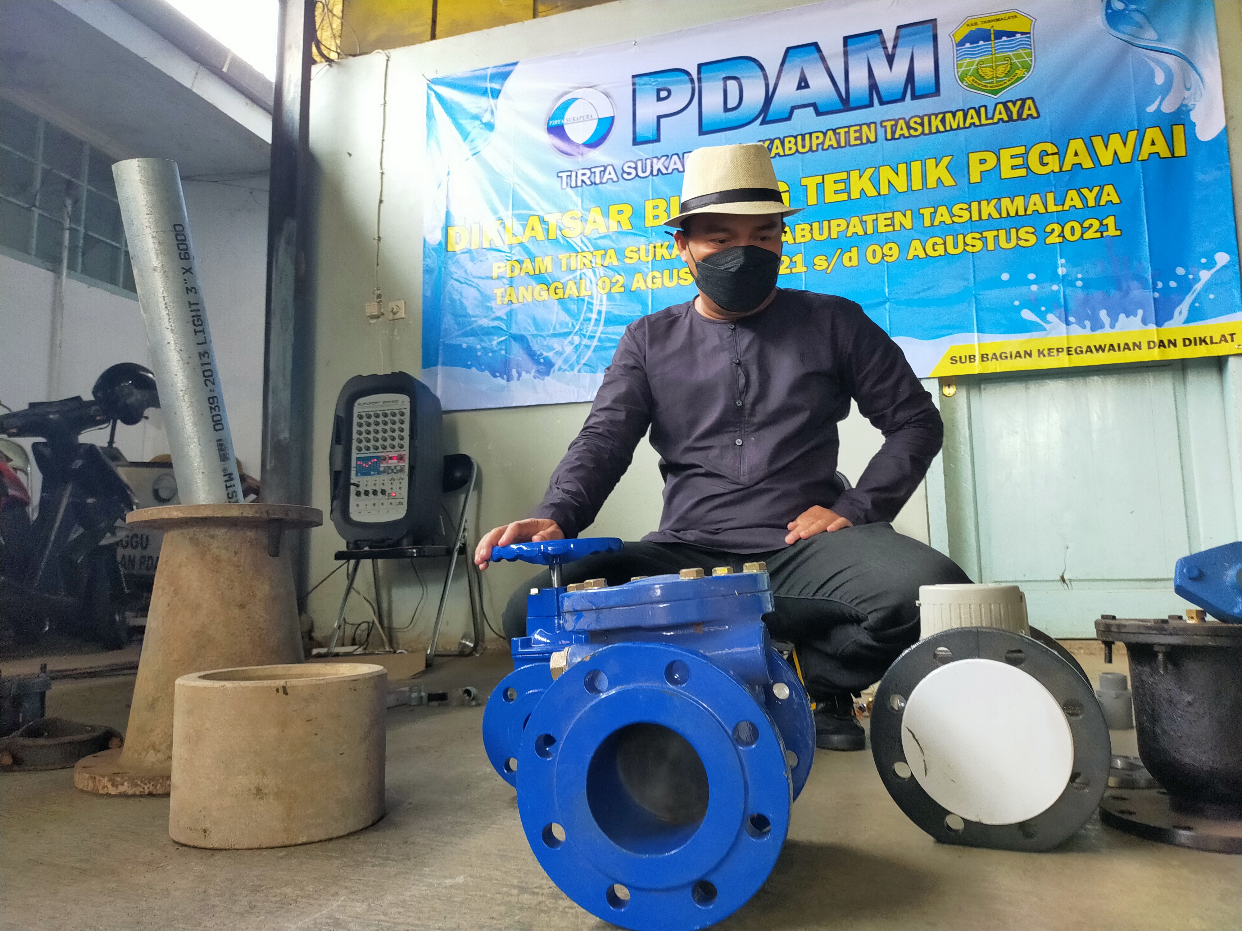 Plt Dirut PDAM Tirta Sukapura Kabupaten Tasikmalaya, Dadih Abdul Hadi sedang menjelaskan teknik pemasangan pipa kepada para teknisinya, Rabu