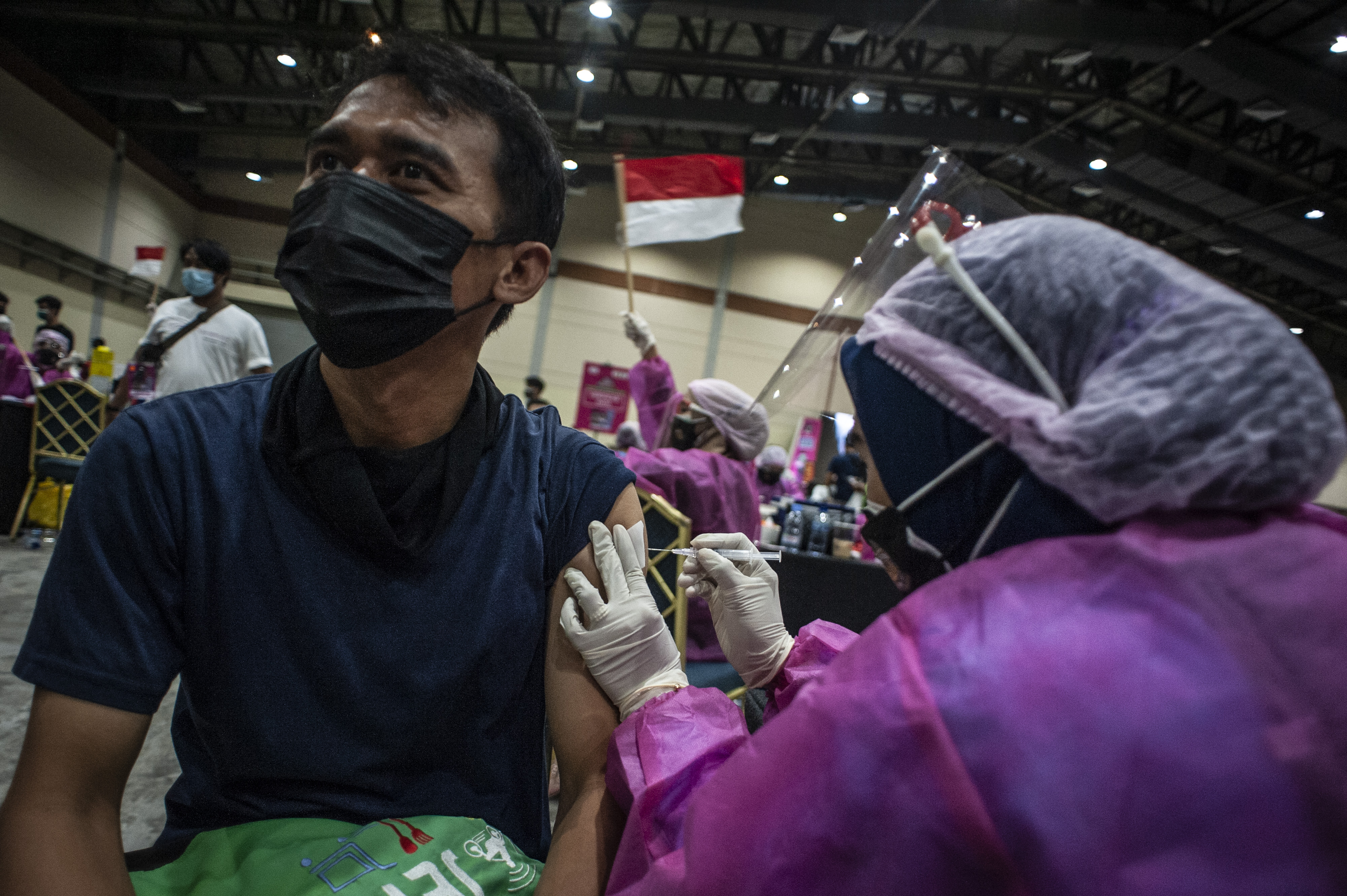 Tenaga kesehatan menyuntikkan vaksin COVD-19 kepada warga di Jakarta Convention Center (JCC), Senayanvaksinas