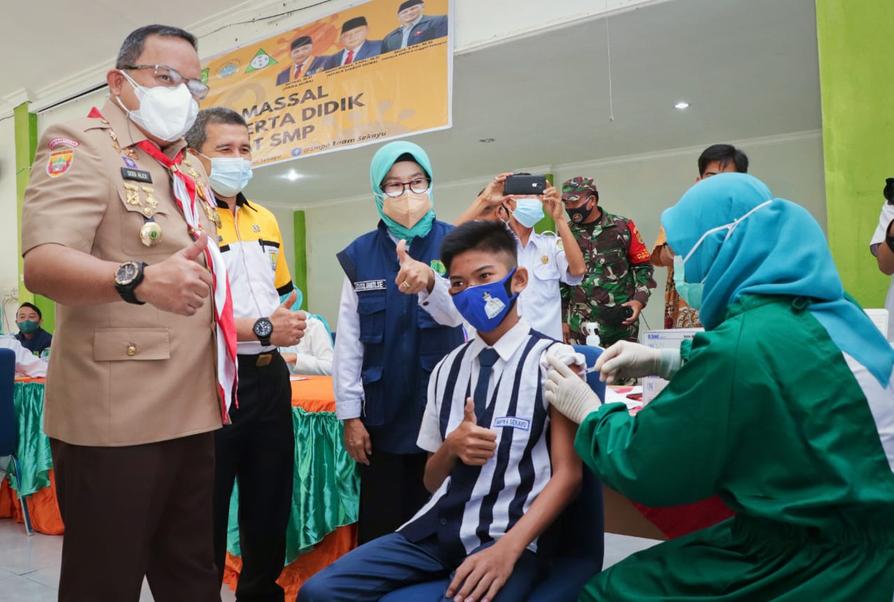 Bupati Muba Dodi Reza Alex Noerdin (kiri) saat meninjau vaksinasi bagi peserta didik tingkat SMP, Selasa (24/8).