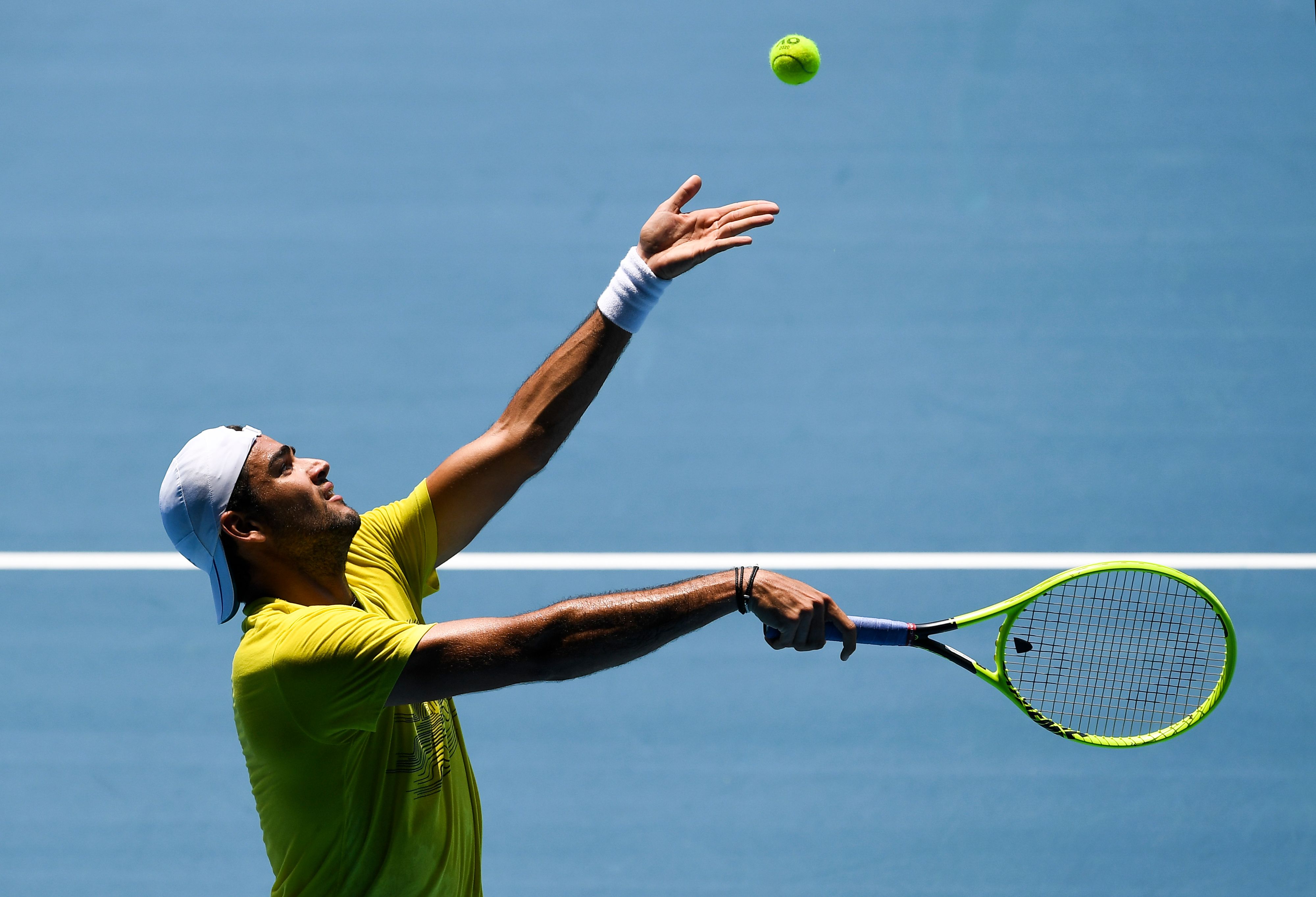 Aksi petenis Italia, Matteo Barrettini, saat melakukan pukulan servis.