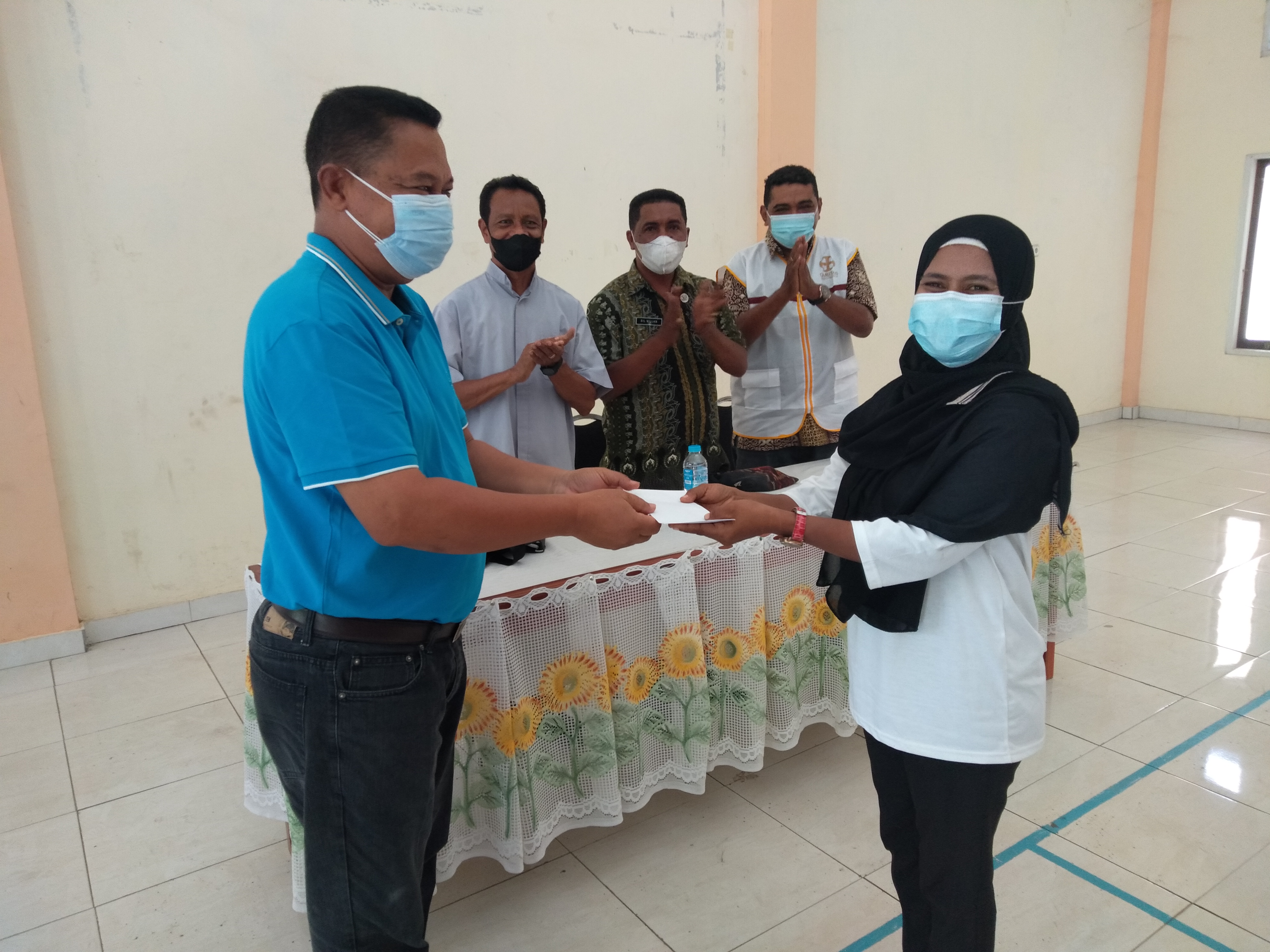 Seorang guru menerima donasi uang tunai Rp2 juta dari Caritas Keuskupan Larantuka