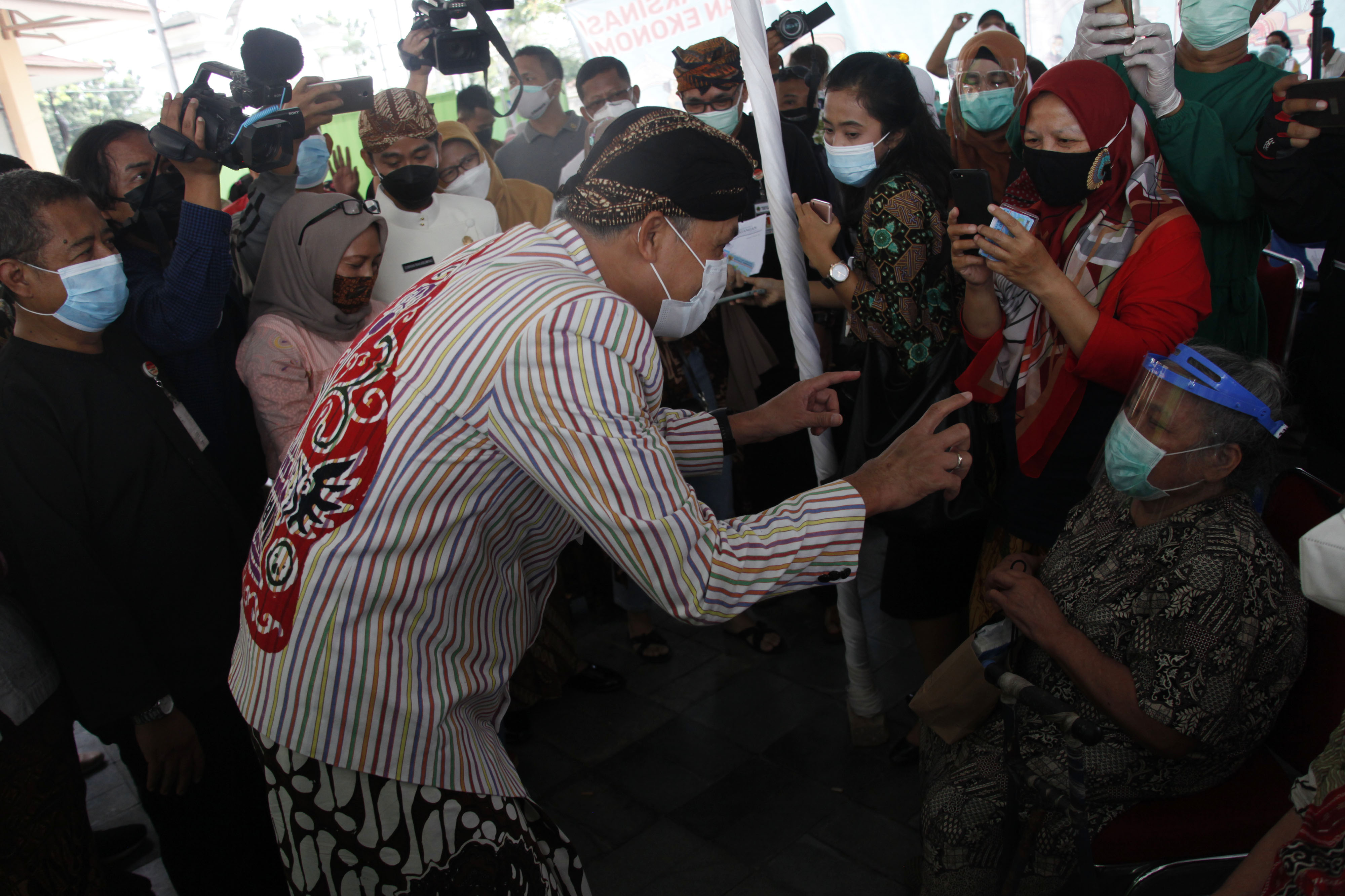 Vaksinasi di Jateng Belum Tinggi, Ganjar tak Terapkan Syarat Vaksinasi untuk Masuk Mal