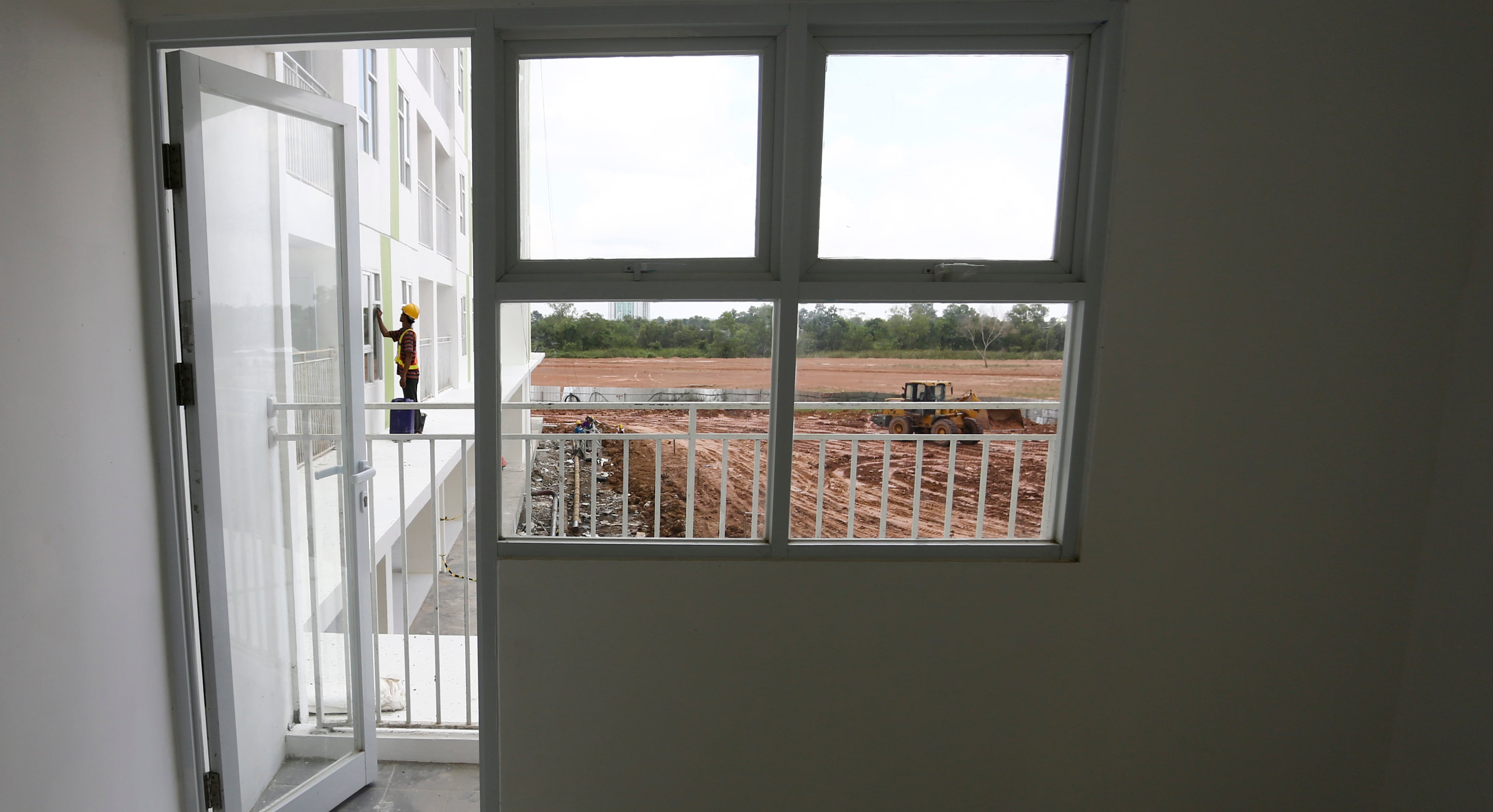 Ilustrasi pekerja menyelesaikan pembangunan rusun di wilayah Sumatera Selatan.