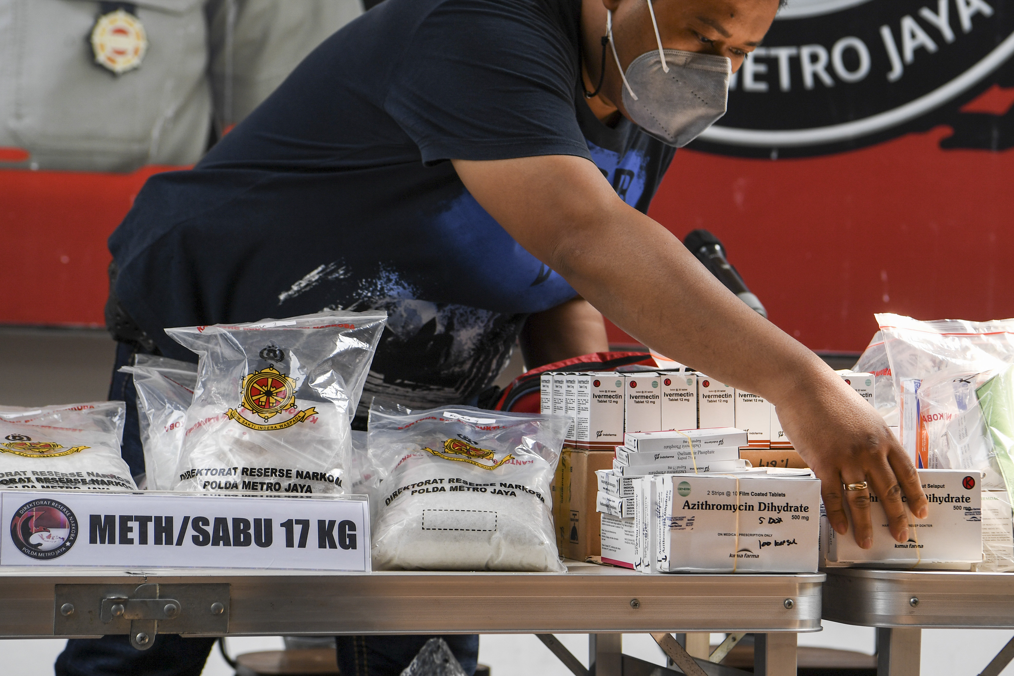 Anggota Polda Metro Jaya menyiapkan barang bukti hasil pengungkapan kasus narkoba jenis sabu.