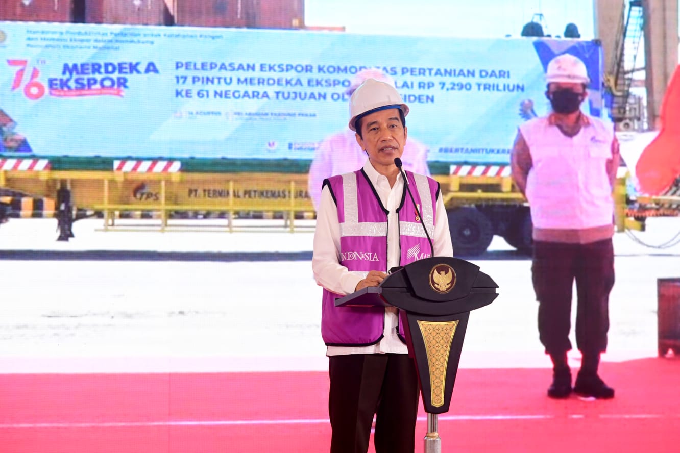 Presiden Joko Widodo saat melepas ekspor produk-produk pertanian ke 61 negara tujuan dari Istana Bogor.