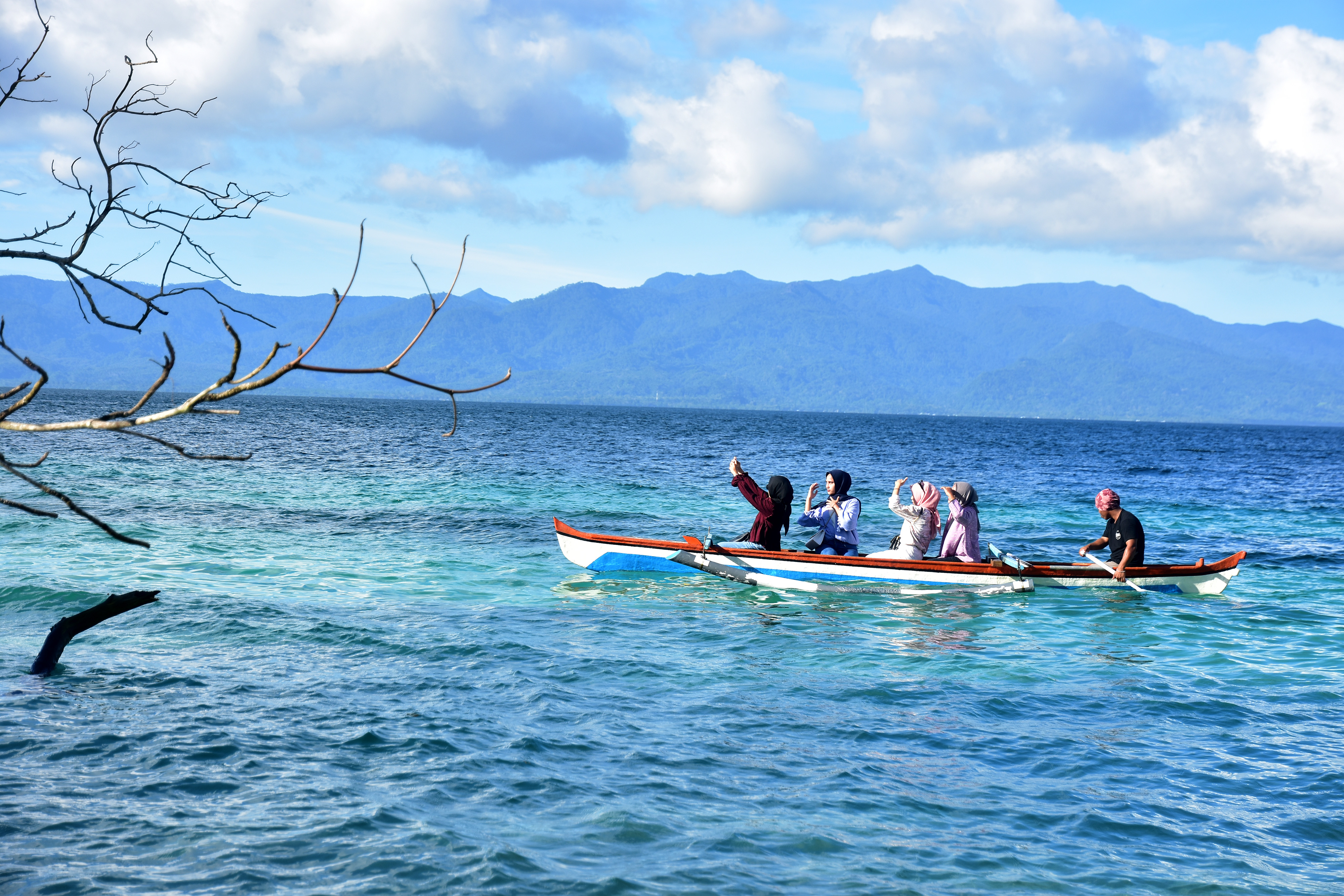 Sejumlah warga menikmati keindahan Pantai Liang di wilayah Maluku Tengah.