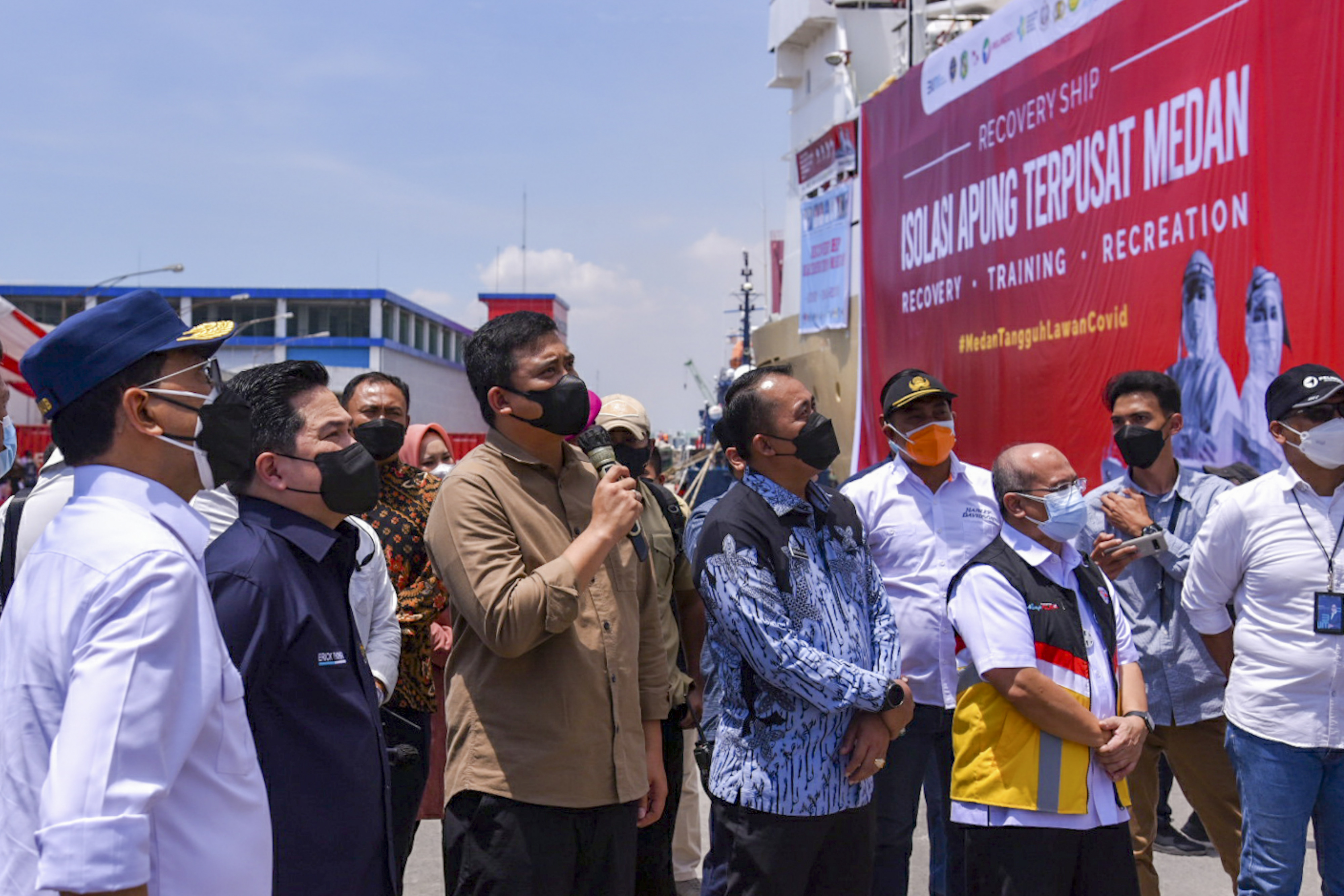 Menteri BUMN Erick Thohir, Menteri Perhubungan Budi Karya Sumadi dan Wali Kota Medan Bobby Nasution mengunjungi Isolasi Apung Terpusat 