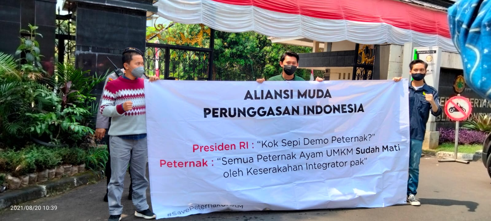 Sejumlah anggota Aliansi Muda Perunggasan Indonesia Jawa Barat menggelar aksi damai