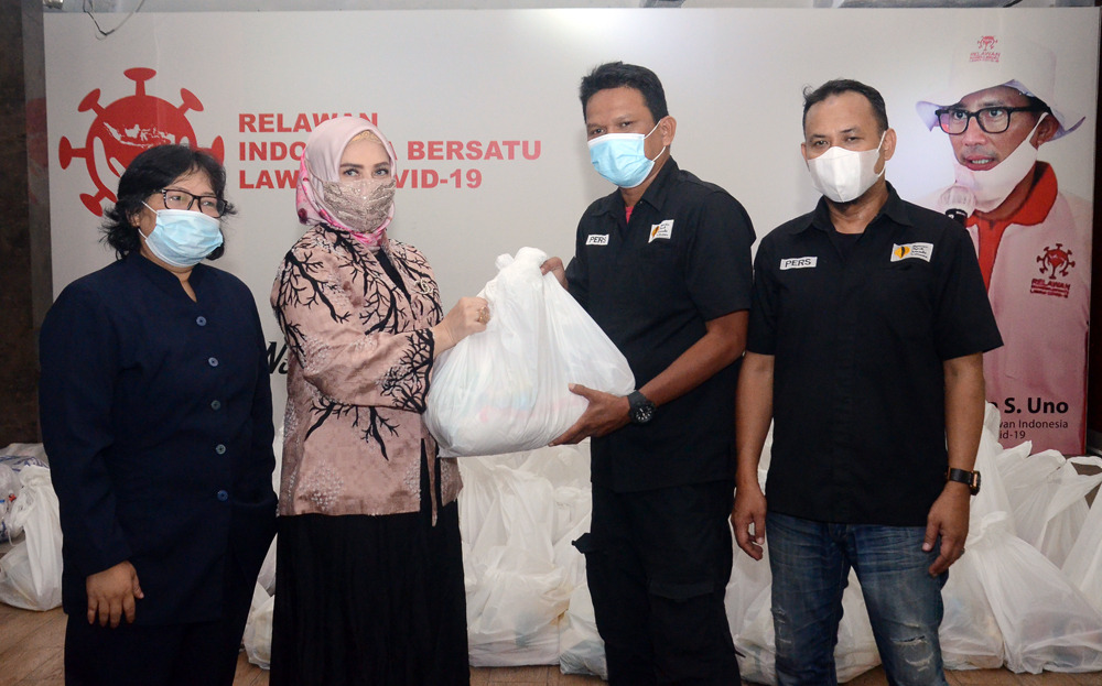 Upacara simbolis penyerahan paket sembako kepada Yayasan Peduli Jurnalis Indonesia.