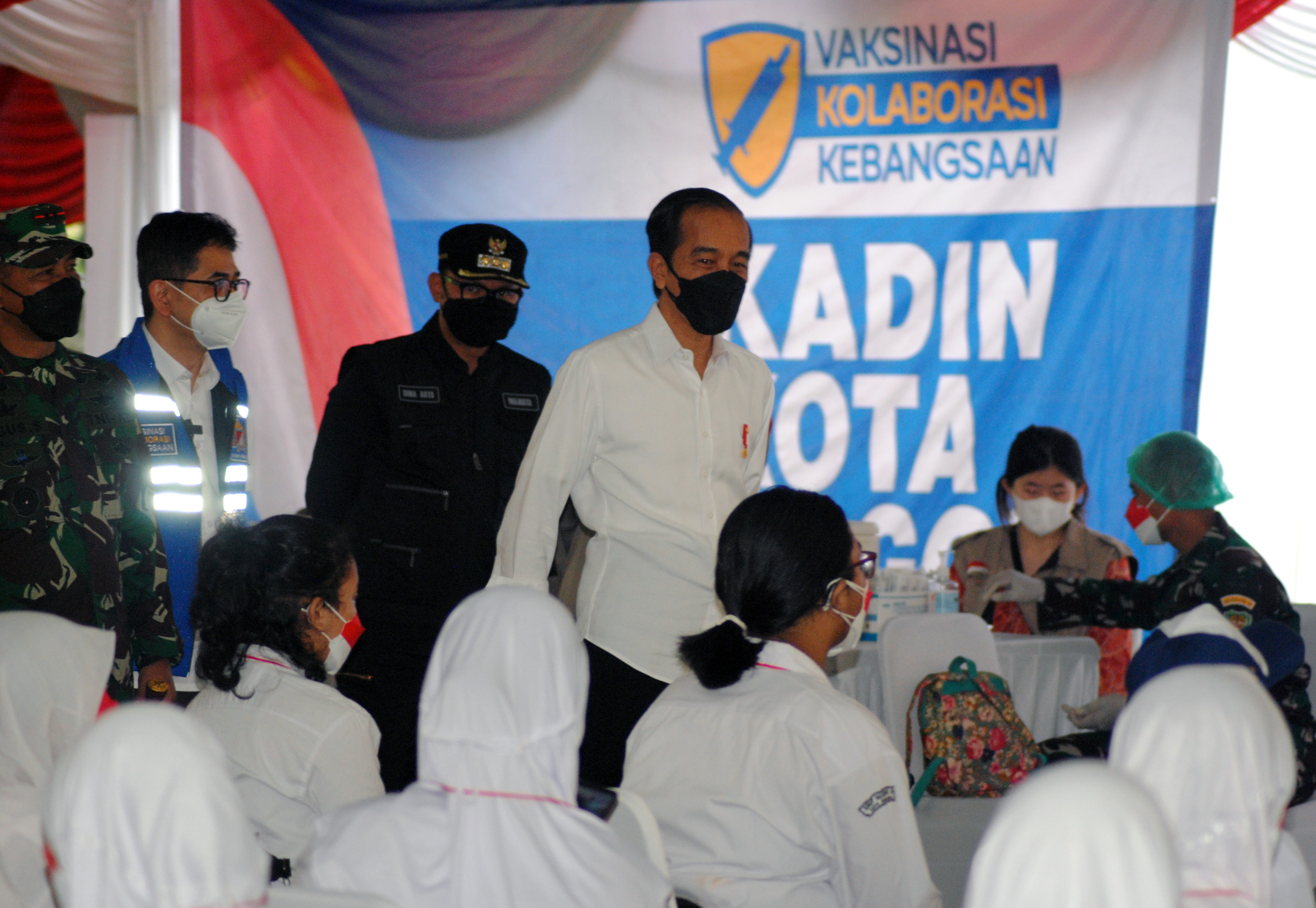 Presiden Jokowi didampingi Ketum Kadin dan Wali Kota Bogor meninjau vaksinasi covid-19 untuk pelajar.
