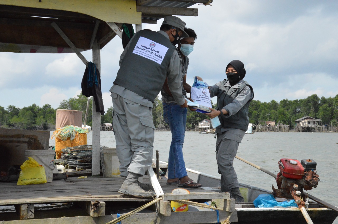 Bakamla, melalui Kantor Kamla Zona Maritim Barat, berbagi paket sembako kepada masyarakat nelayan di Batam, Kamis (26/8). 