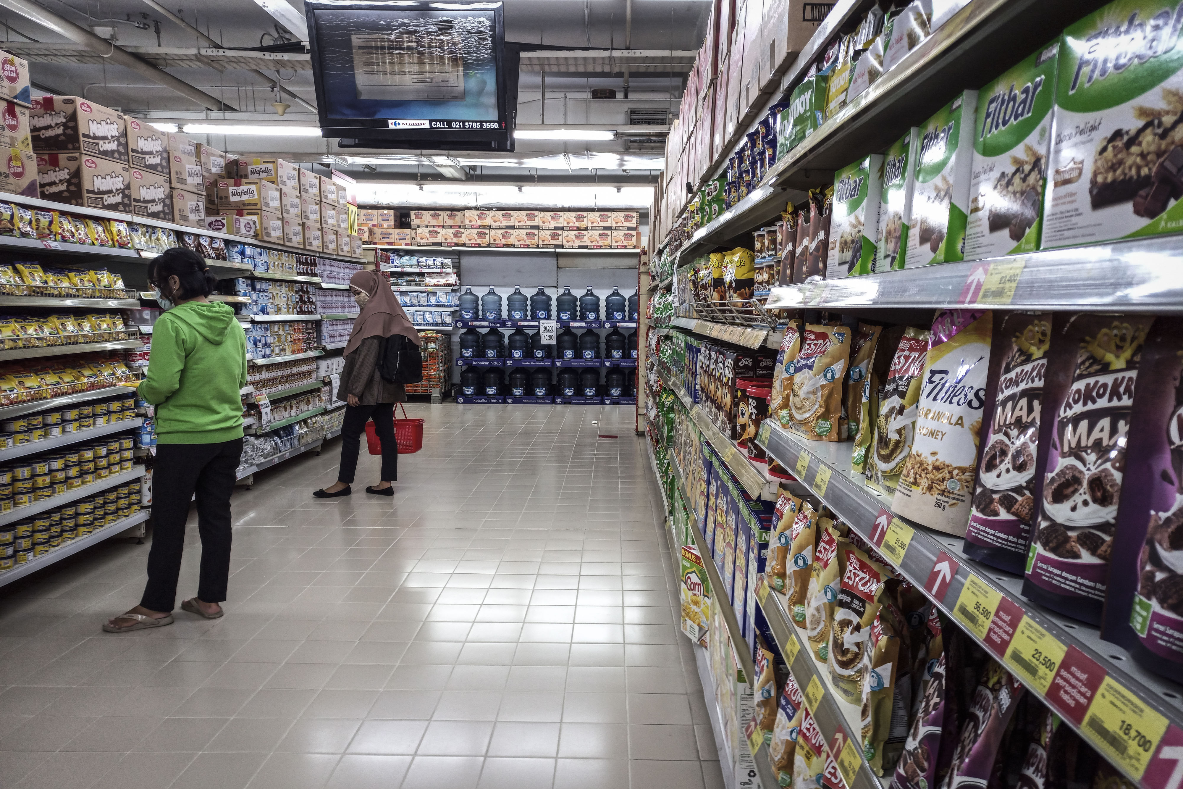 Konsumen berbelanja di jaringan ritel