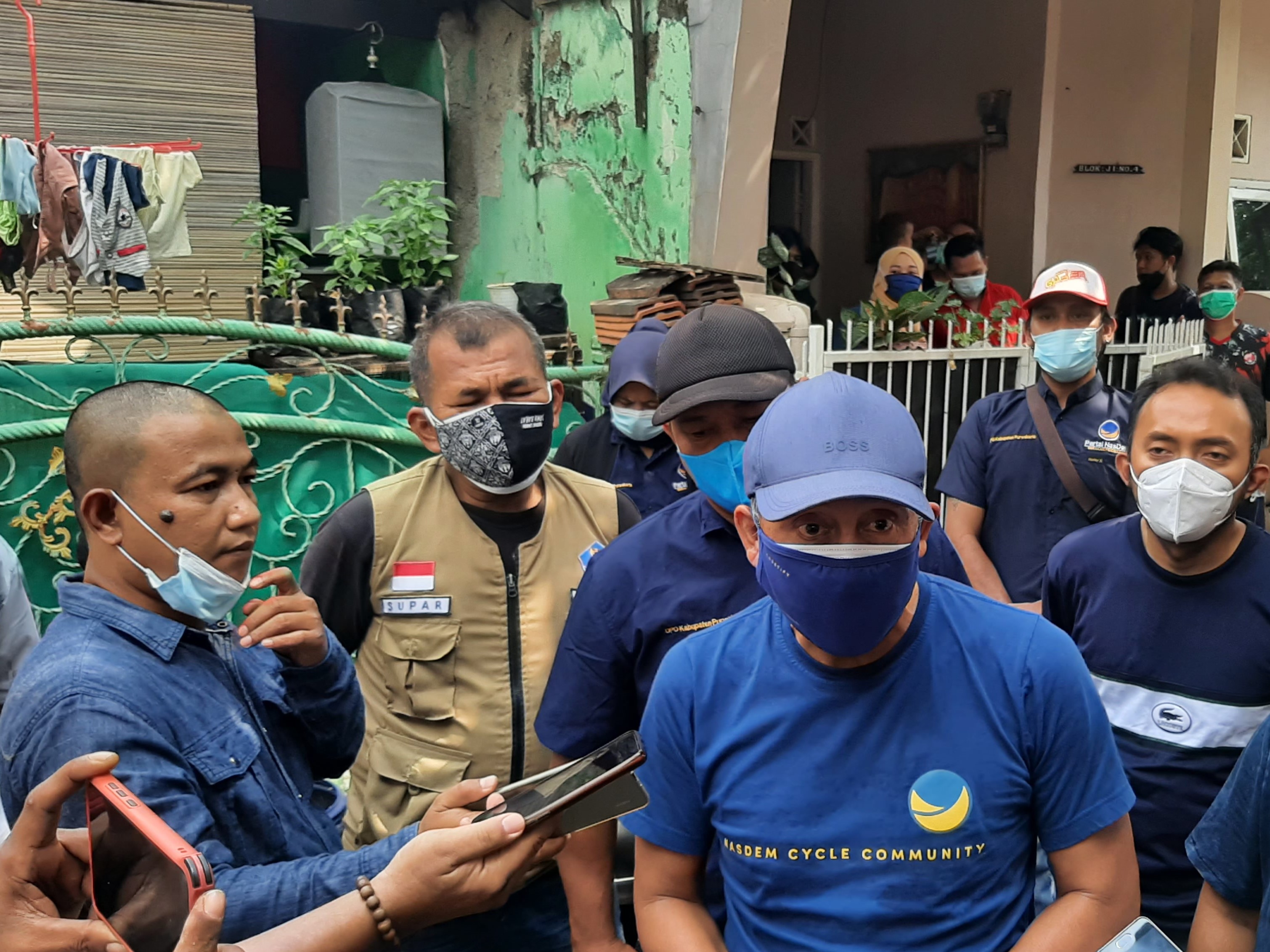 Ketua DPW NasDem Saan Mustopa bersama tim kemanusiaan mengunjungi tiga bersaudara yang menjadi yatim piatu karena orangtua meninggal akibat 