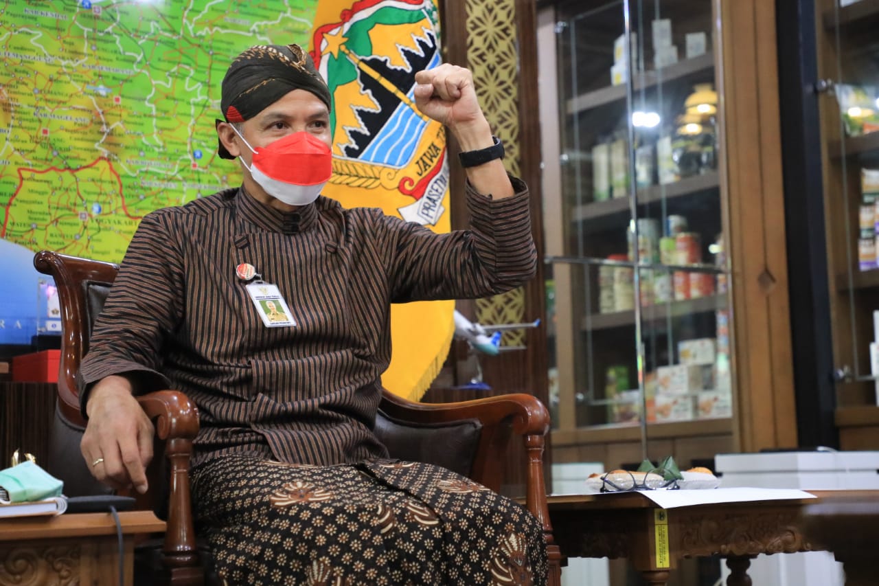 Ganjar Siap Uji Coba Aplikasi Peduli Lindungi di Mal dan Restoran 