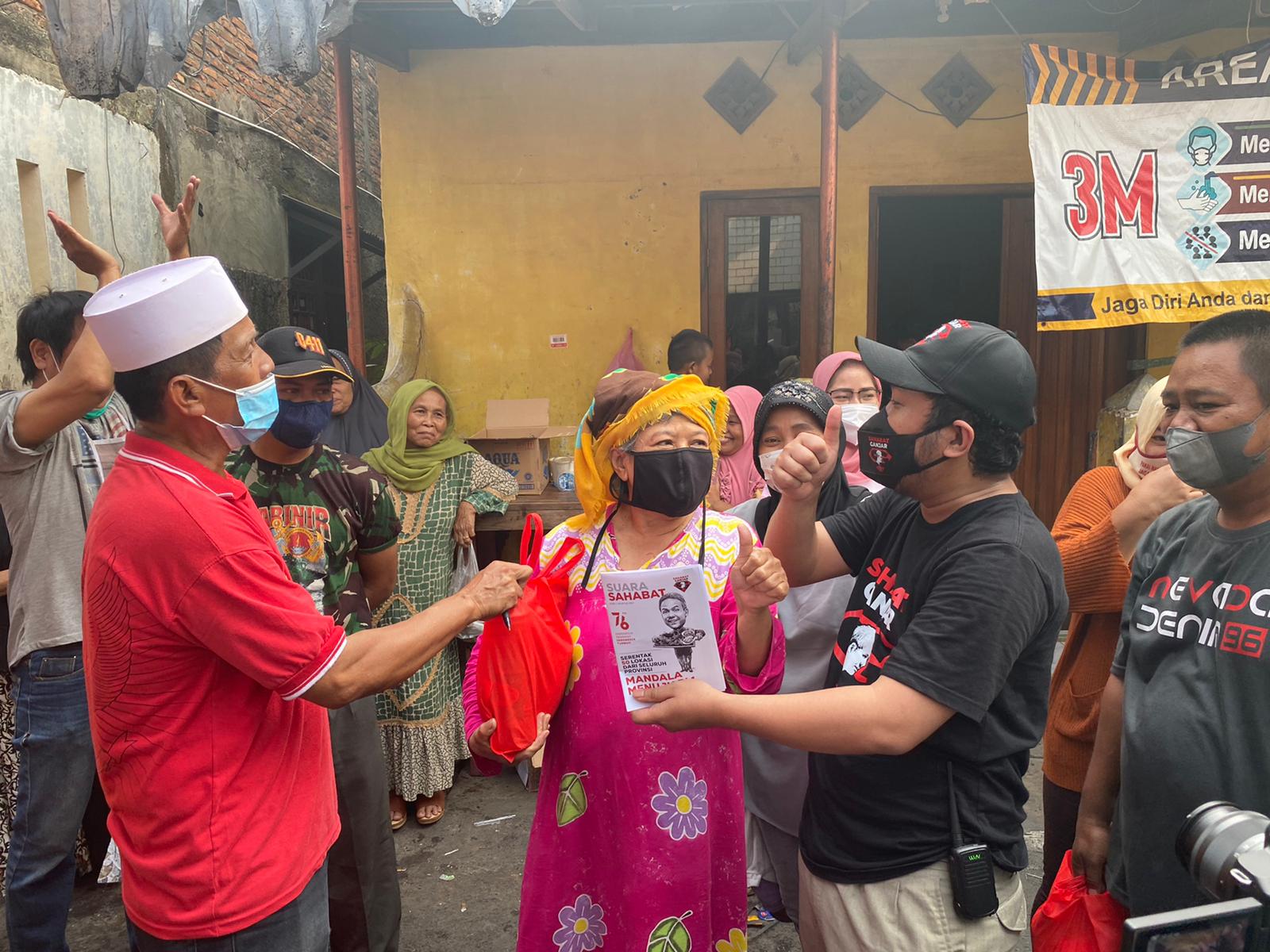 Relawan Sahabat Ganjar menyerahkan bantuan untuk warga korban kebakaran