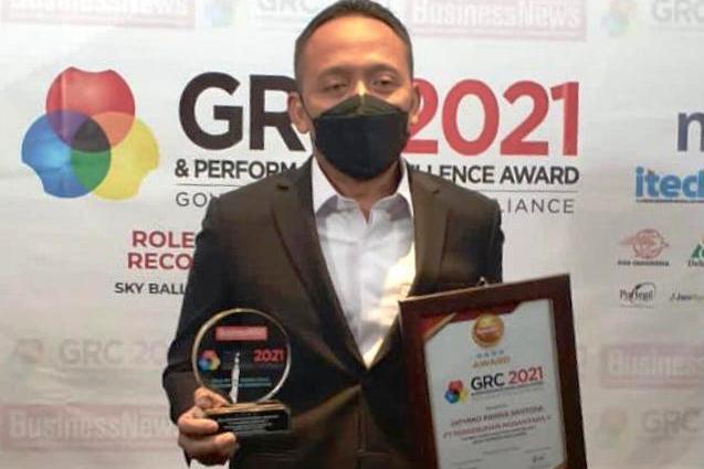 CEO PTPN V Jatmiko K Santosa memperlihatkan dua penghargaan Governance, Risk, and Compliance (GRC) and and Performance Excellence Award 2021