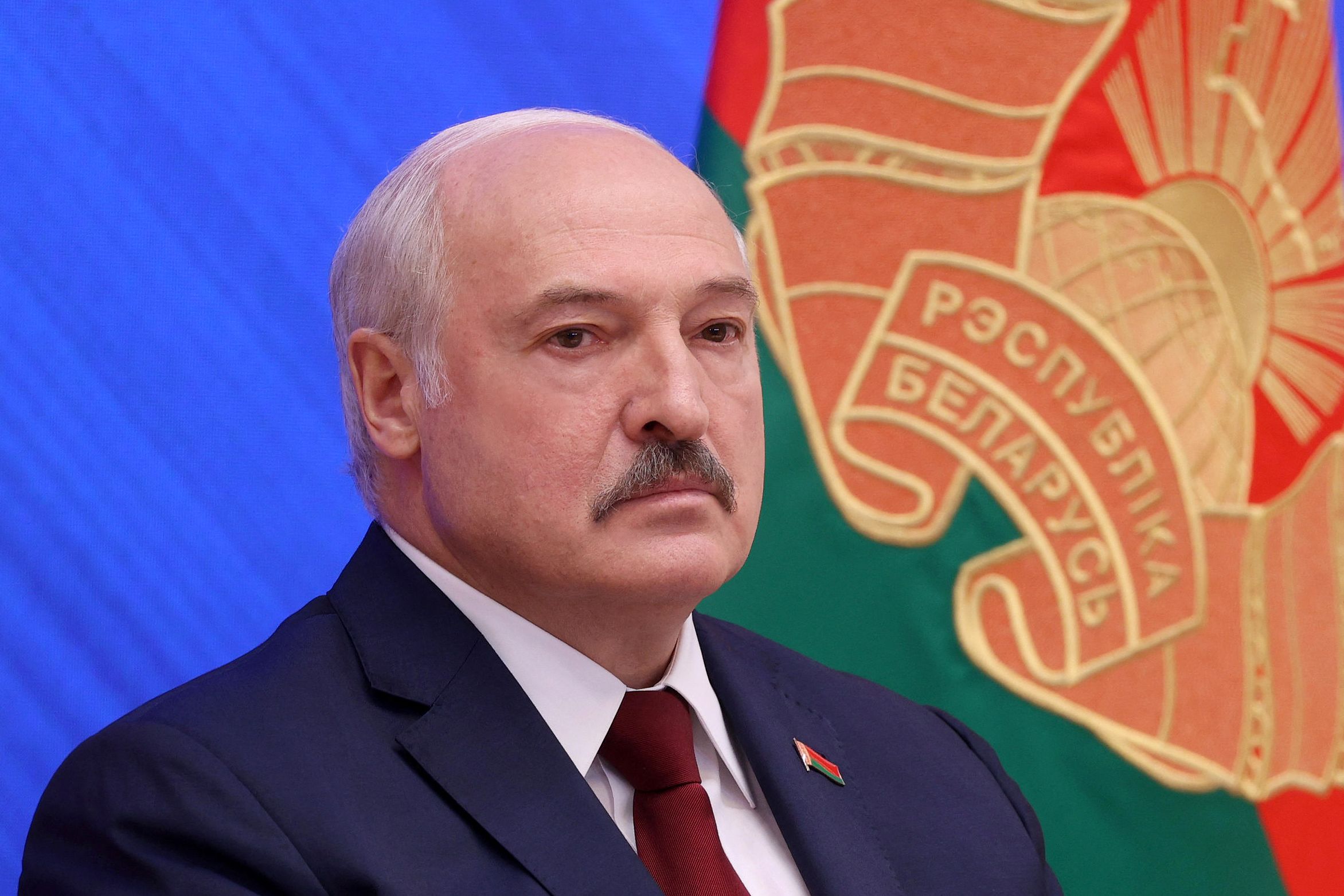 Presiden Belarus Alexander Lukashenko saat jumpa pers di Kota Minsk, Belarus, Senin (9/8).