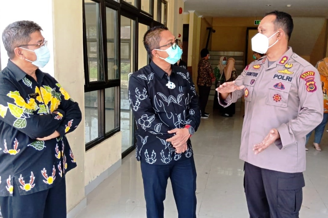 Wadan Satgas Covid-19 Kabupaten Bungo AKBP Guntur Saputro berdialog dengan Dirut RS H. Hanafie Edi Mustafa (tengah). 