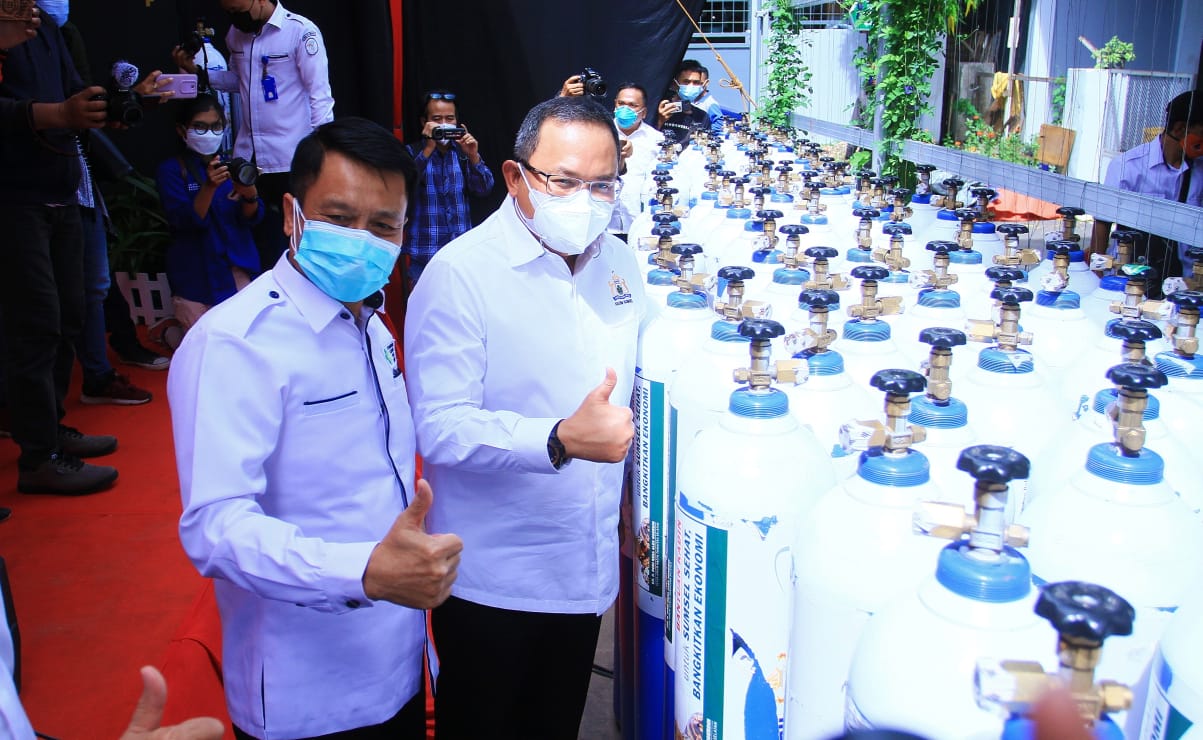 Penyerahan bantuan tabung oksigen sebanyak 400 unit dari KADIN Sumsel kepada rumah sakit se-Sumsel di RSMH Palembang.