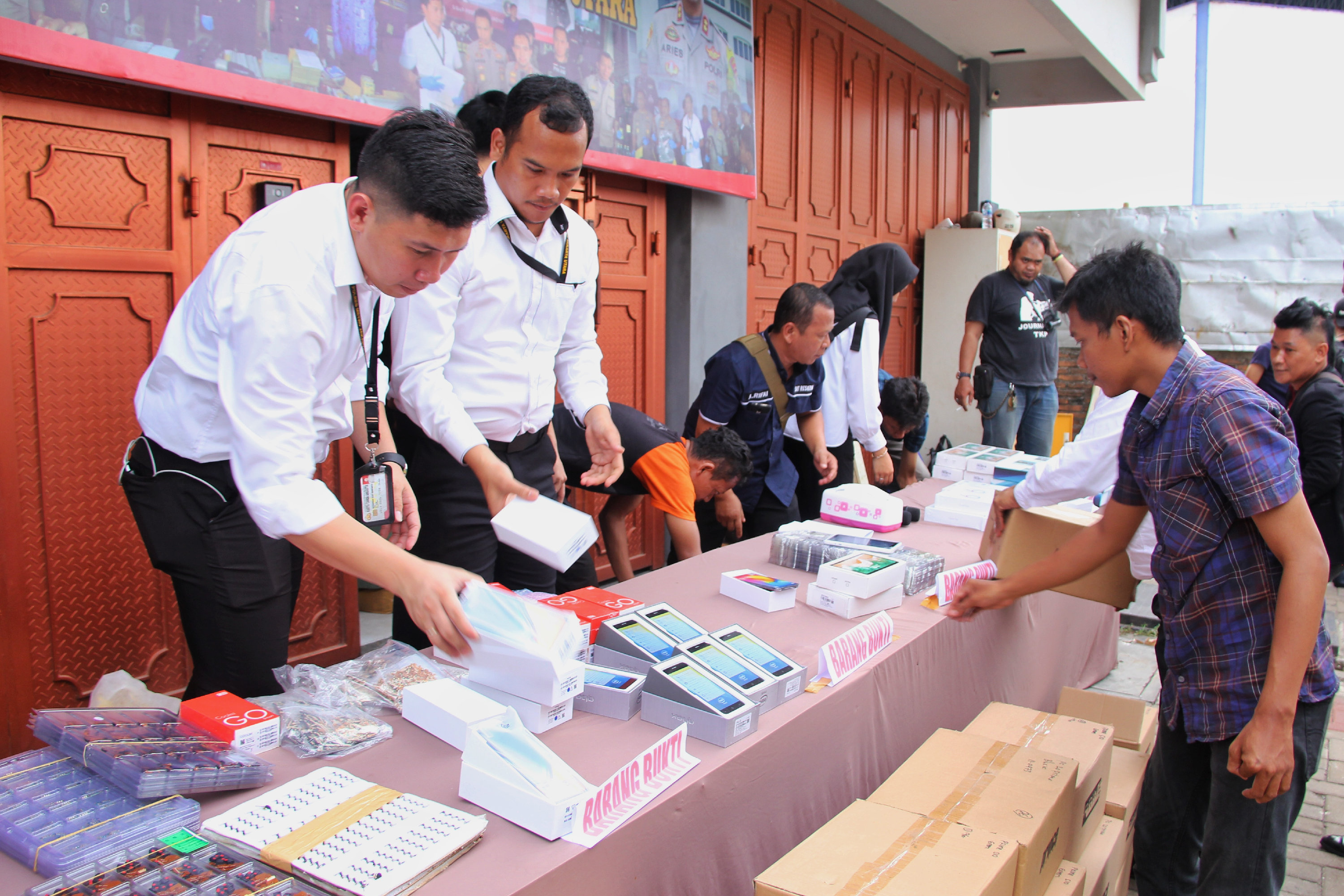 Polres Metro Jakarta Utara memamerkan ponsel ilegal hasil sitaan