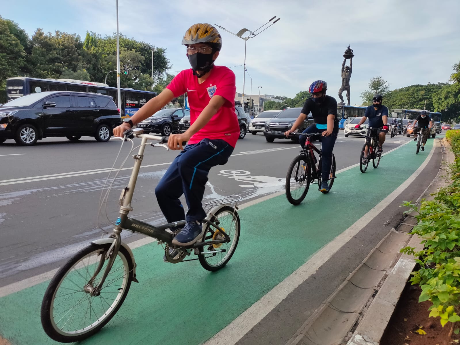 Pesepeda melintasi jalan Sudirman, Jakarta