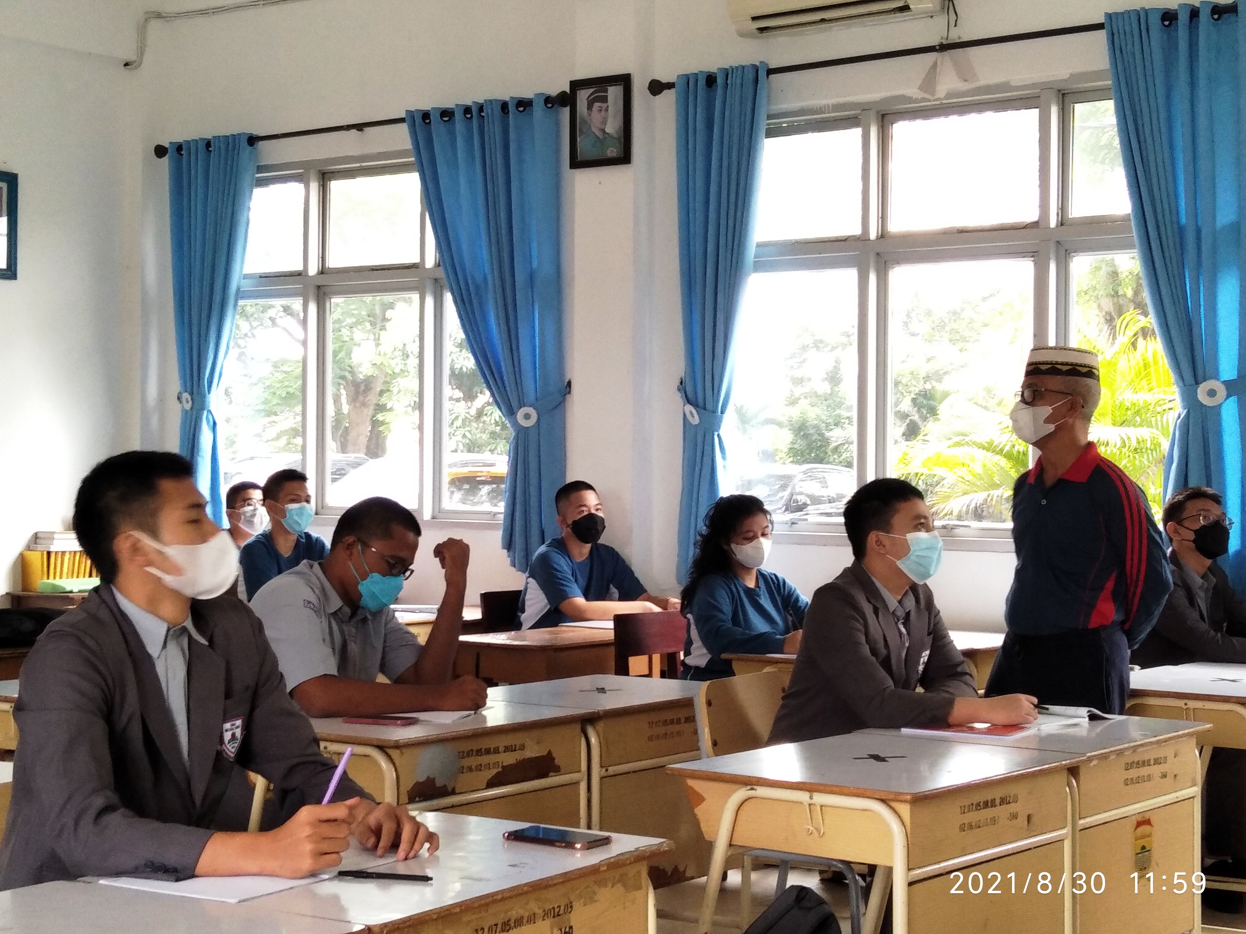 Pelaksanaan belajar tatap muka di SMA Negeri 1 Palembang, Senin (30/8/2021)