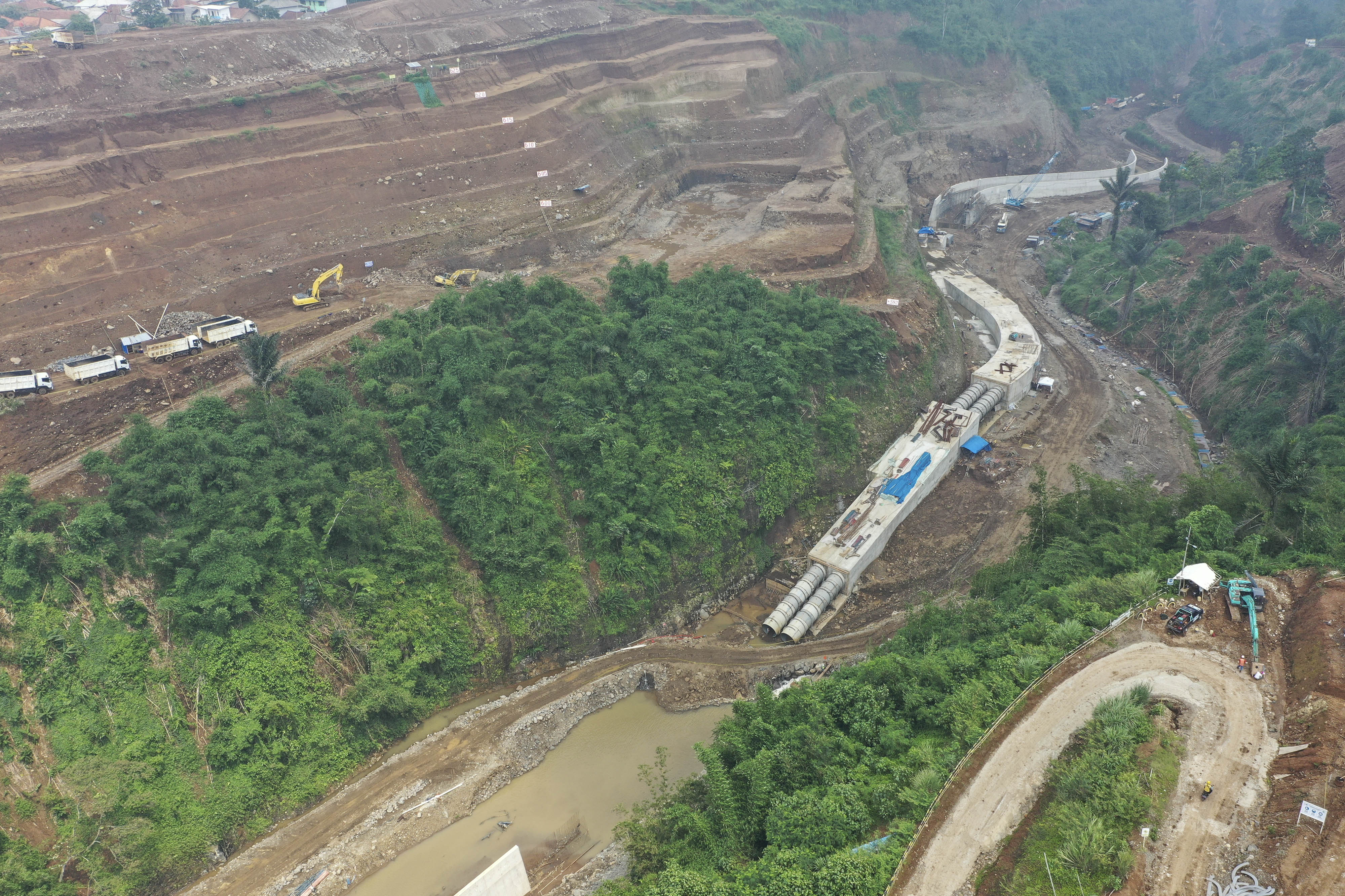 Foto udara pembangunan Bendungan Sukamahi di Bogor, Jawa Barat, Senin (20/1).