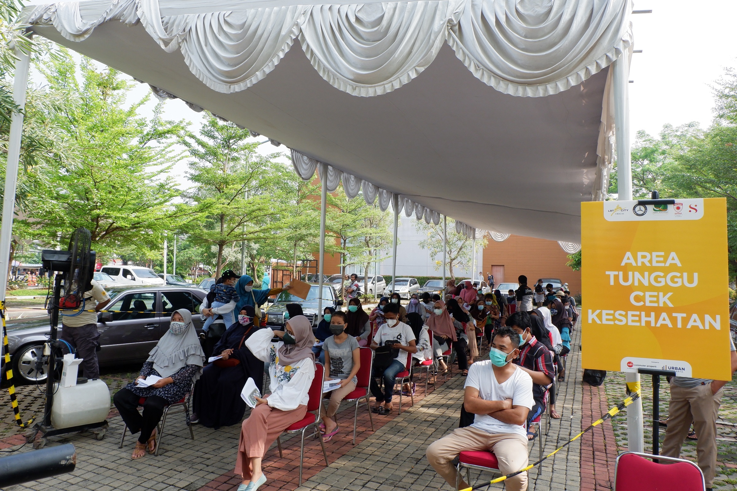 Vaksinasi Covid-19 di lokasi LRT Ciracas