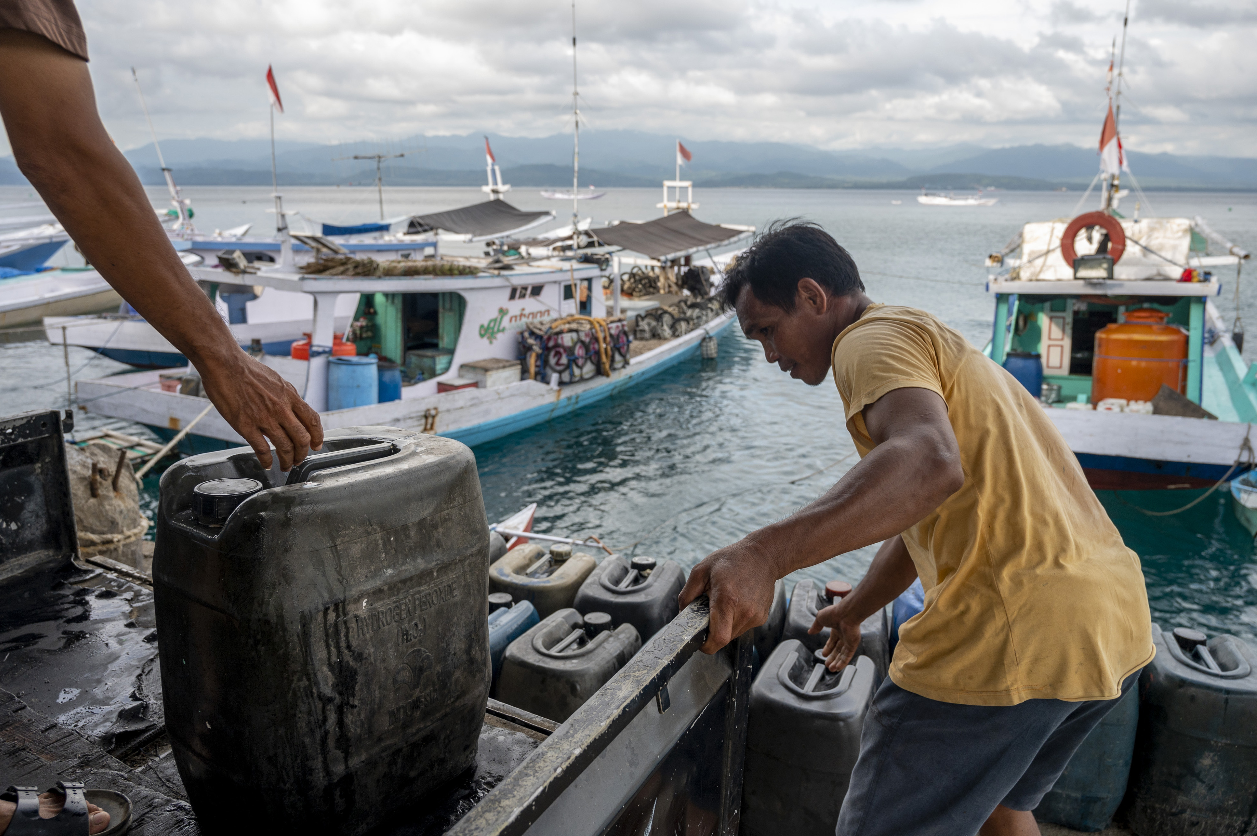 Pengisian BBM jenis minyak solar ke kapal nelayan