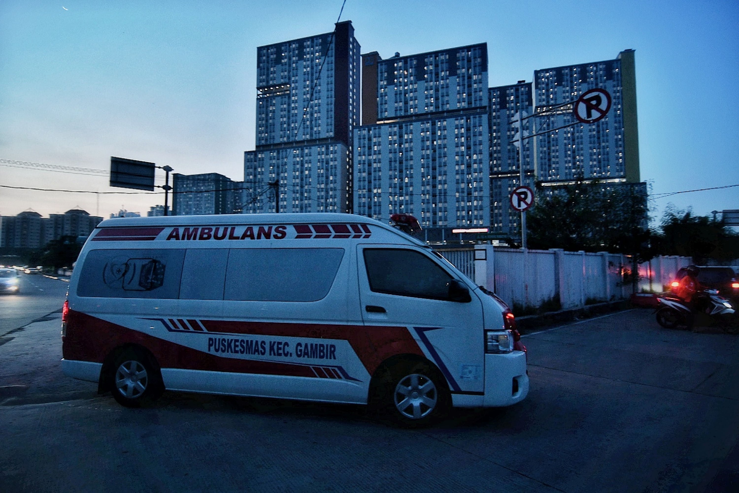 Mobil ambulans membawa pasien positif Covid-19 memasuki RSD Wisma Atlet Kemayoran, Jakarta.