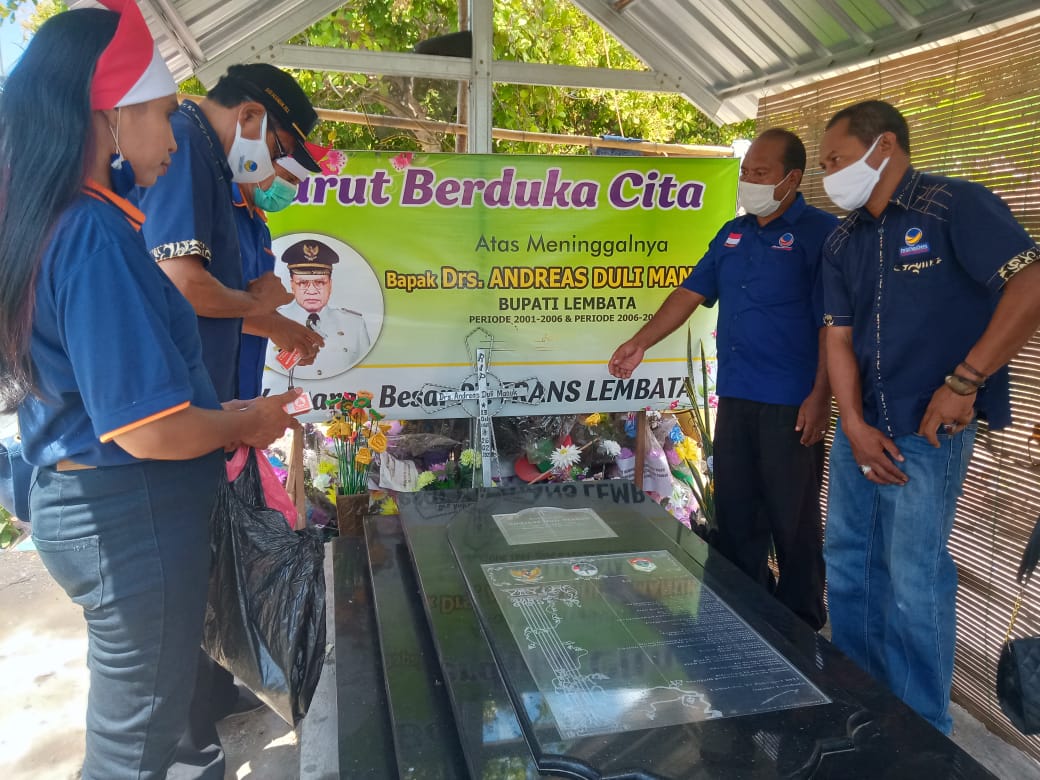 HUT ke-76 RI, Pengurus NasDem Lembata Berziarah ke Makam Eks Bupati