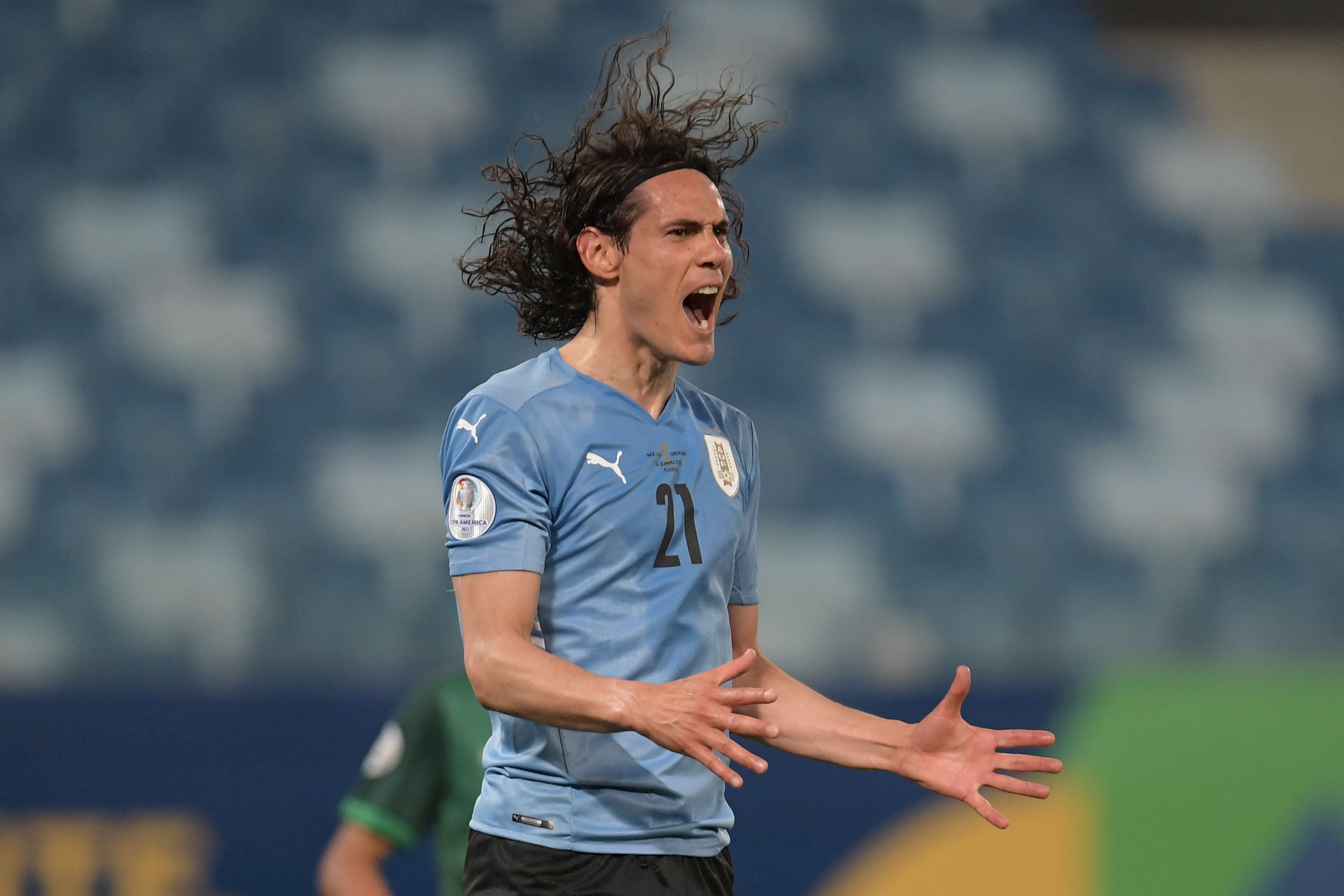 Reaksi Edinson Cavani saat membela timnas Uruguay melawan Bolivia. 