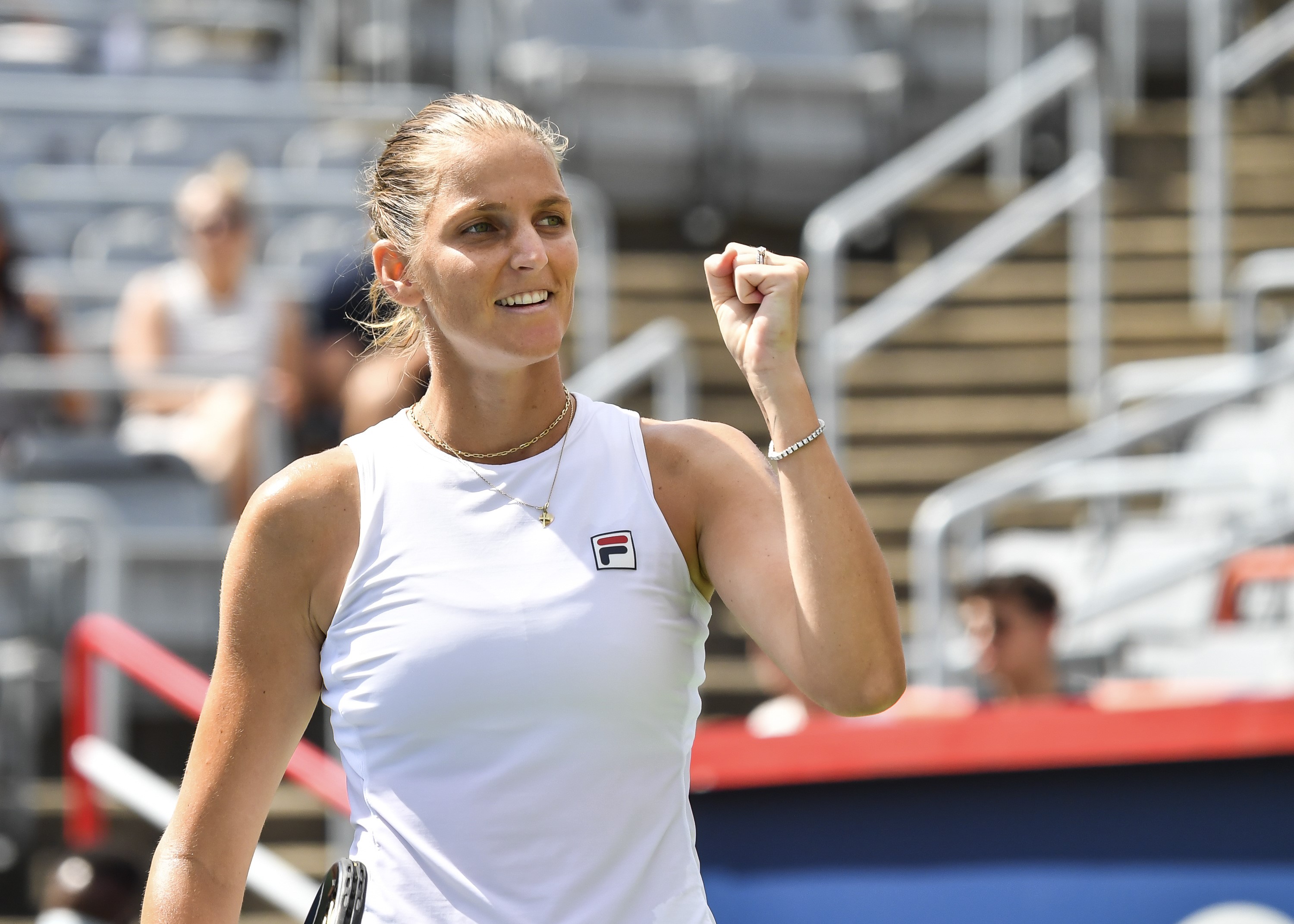 Petenis Ceko, Karolina Pliskova, mengepalkan tangan setelah mengalahkan Aryna Sabalenka dari Belarus dengan skor 6-3, 6-4, Minggu (15/8).