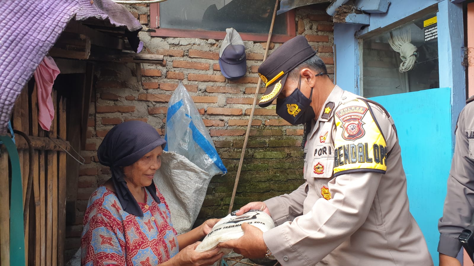 Ilustrasi pemberian sembako dari Polri