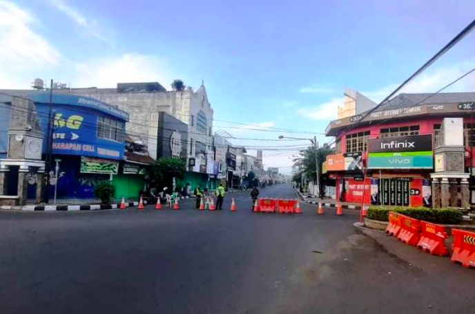 Salah satu sudut kota Purwakarta yang disekat untuk mengurangi mobilitas warga. 