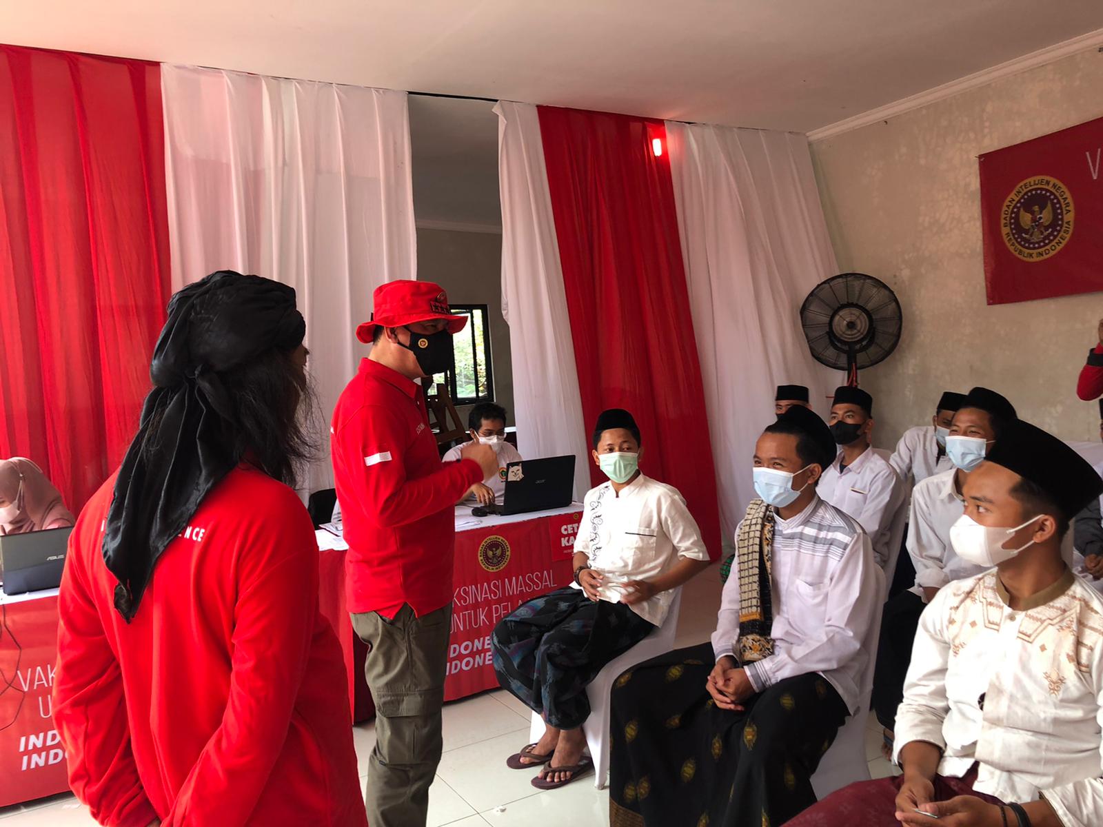 Kepala BIN Budi Gunawan melakukan kunjungan ke kegiatan vaksinasi Covid-19 di lingkungan pesantren.