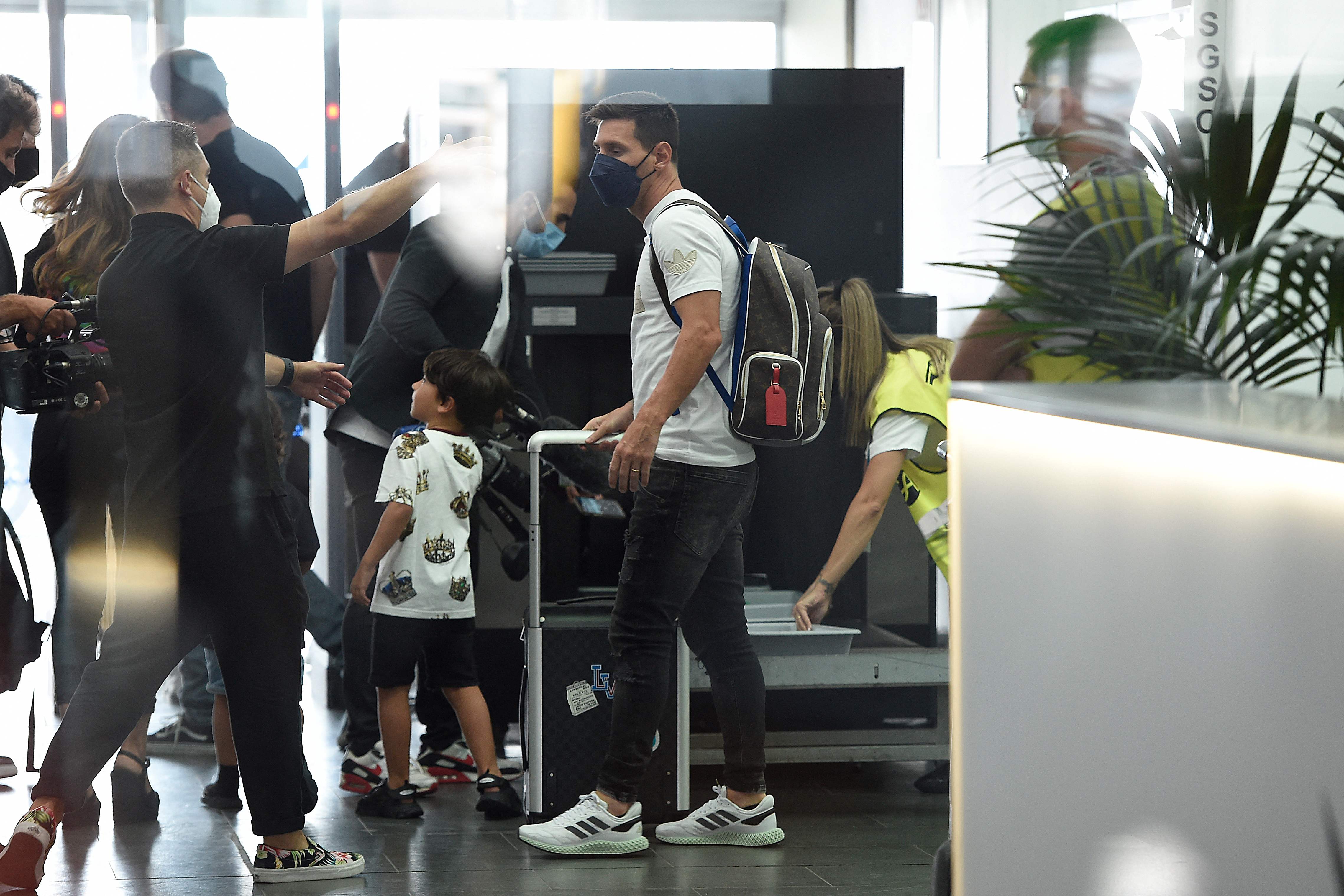 Lionel Messi dan keluarga berada di Bandara El Prat, Barcelona, Selasa (10/8) sebelum berangkat ke Paris, Prancis.